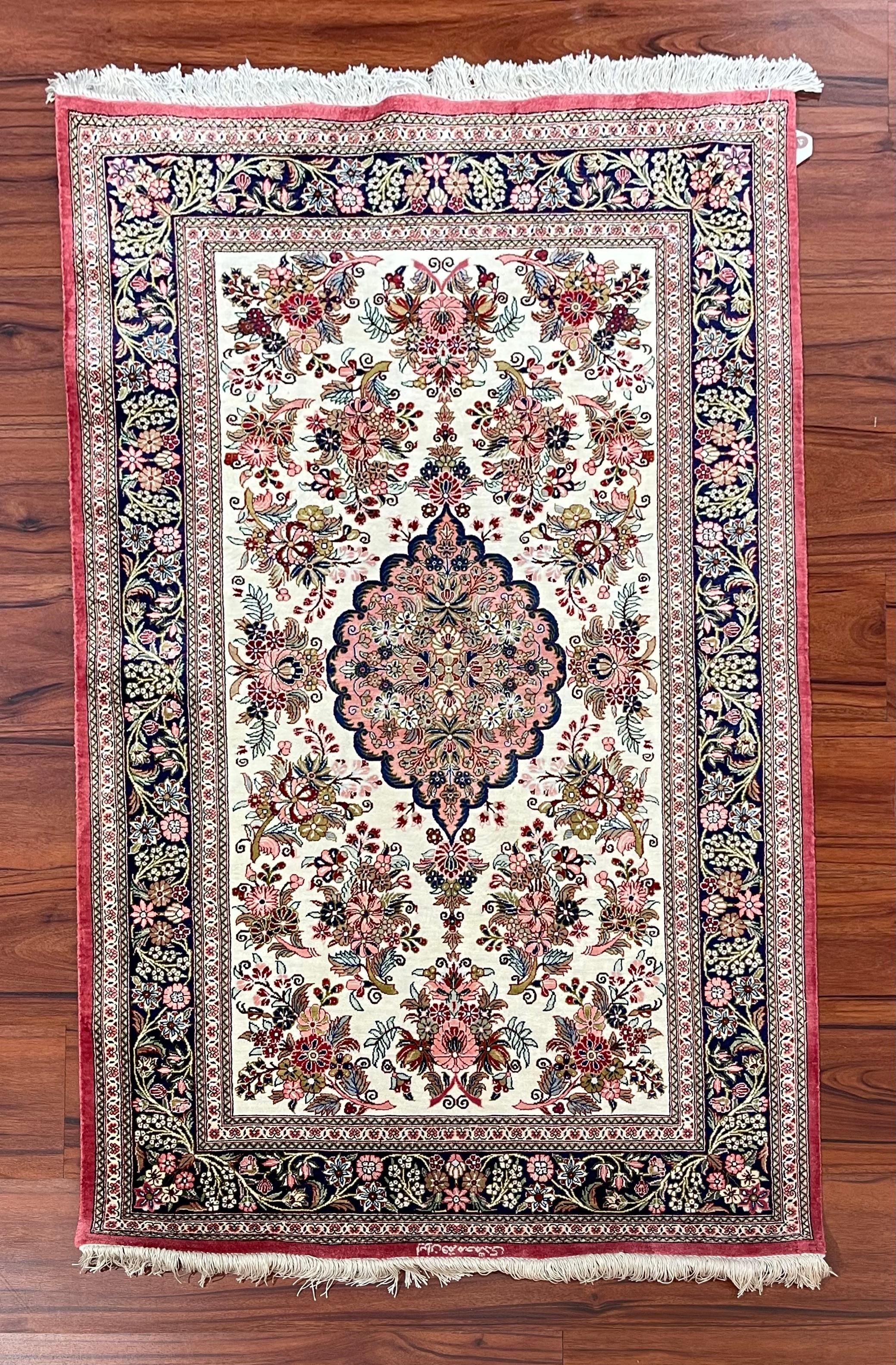Très beau tapis persan en soie de Qum en vente 3