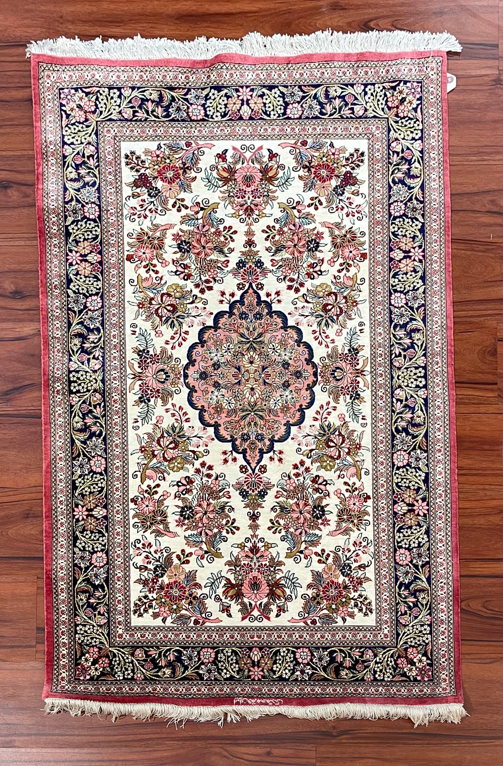 Très beau tapis/carpette en soie perse de Qum en vente 3