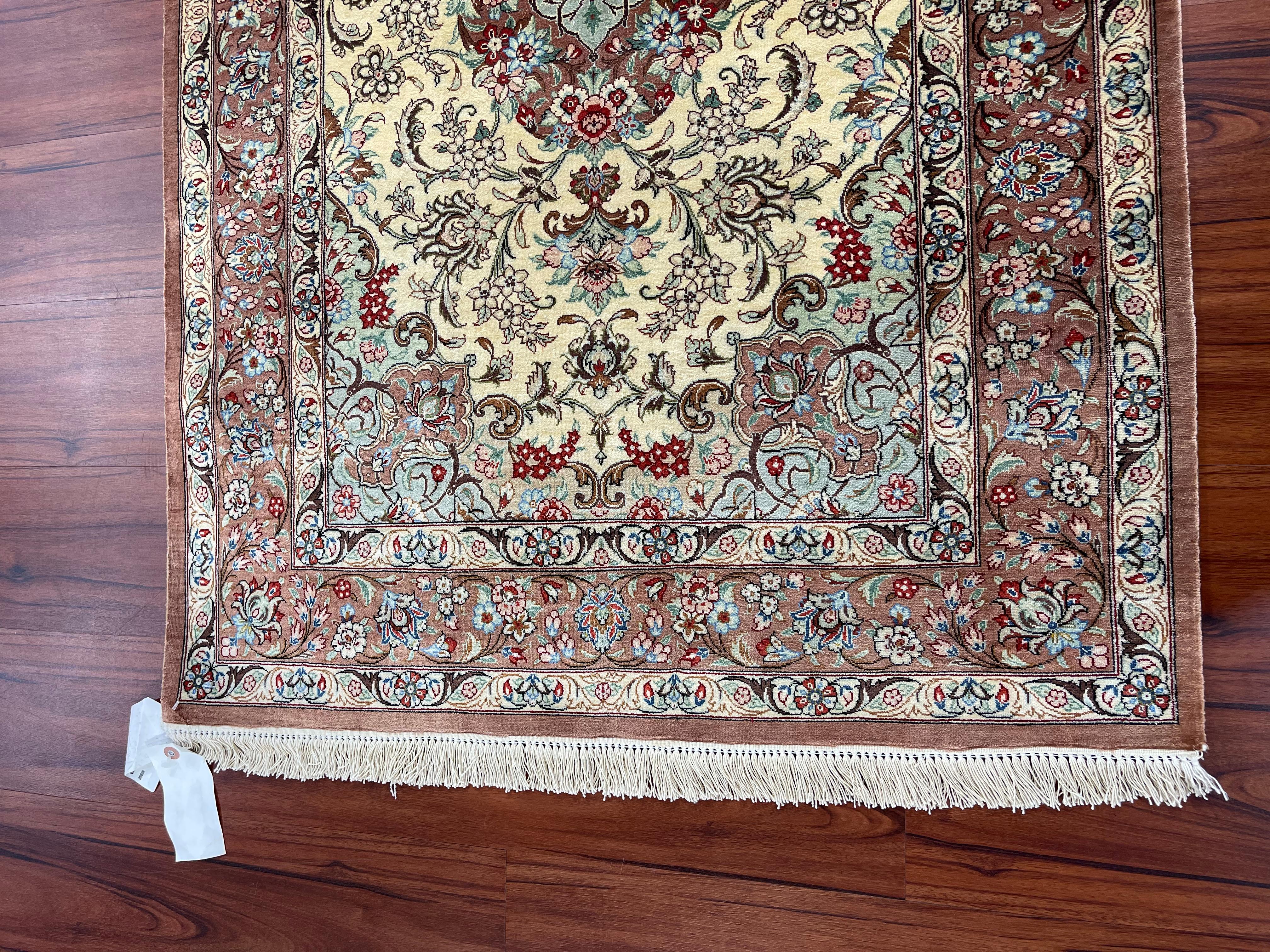 Très beau tapis/carpette en soie perse de Qum en vente 3