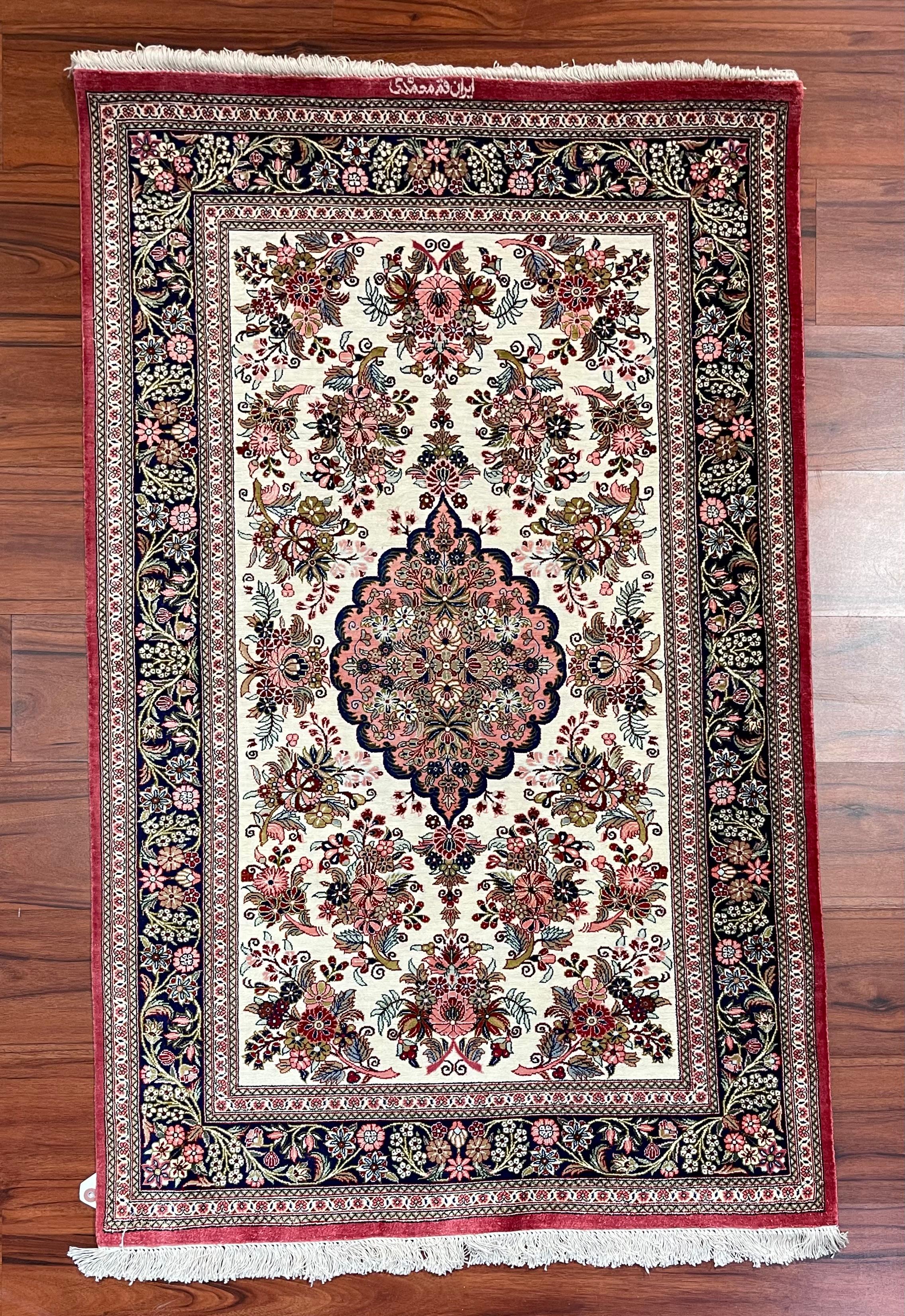 Très beau tapis/carpette en soie perse de Qum en vente 4