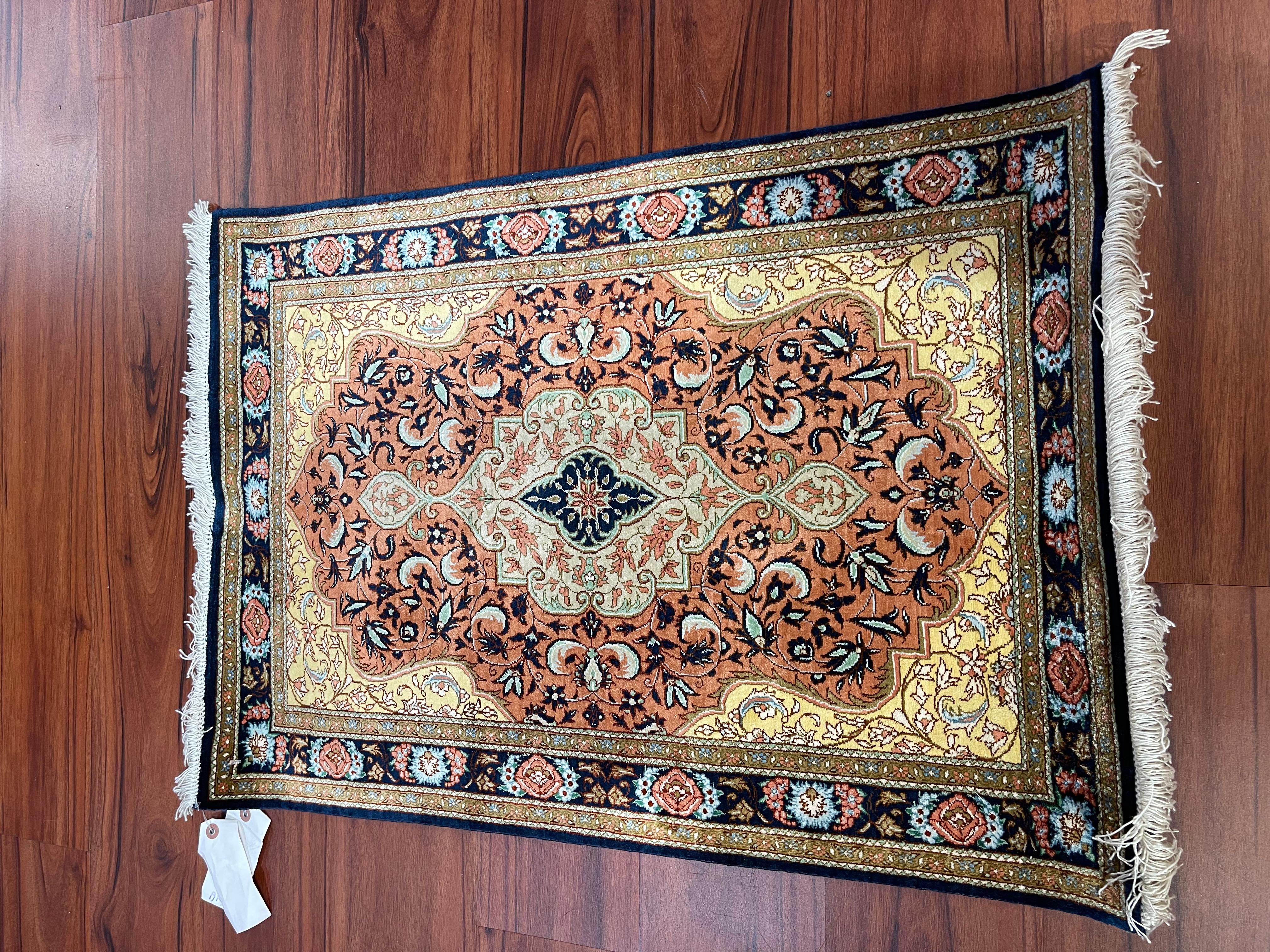 Un étonnant tapis persan Qum 100% soie, originaire d'Iran, à la fin du 20ème siècle. Cette pièce est nouée à la main et en excellent état. N'hésitez pas à me contacter pour toute question ou offre !