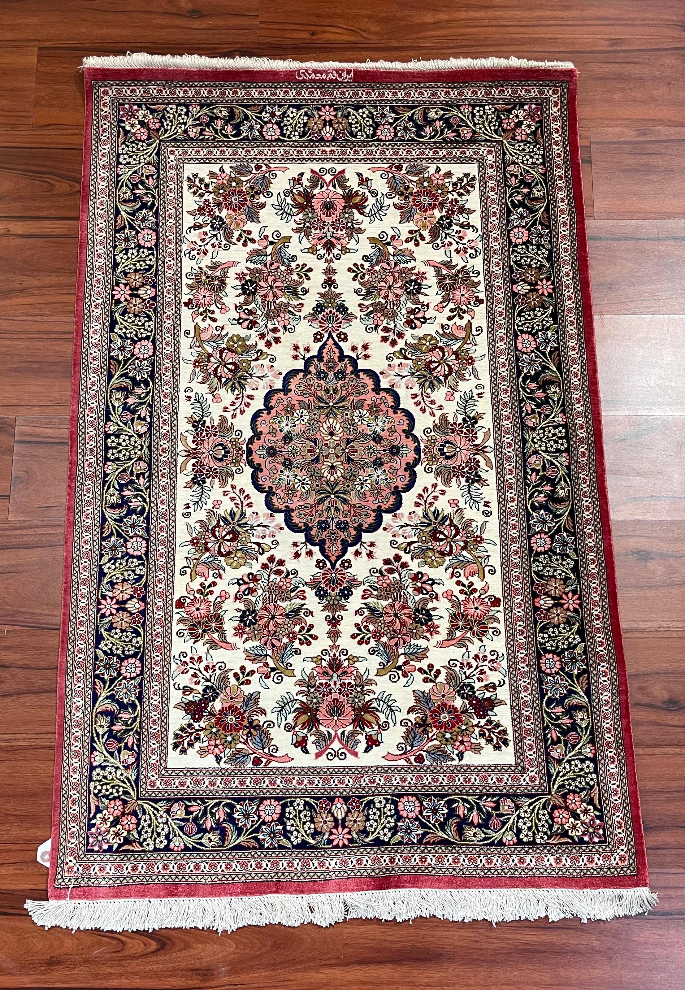 Superbe tapis Qum 100% soie perse, originaire d'Iran, datant de la fin du 20e siècle. Cette pièce est nouée à la main et est en excellent état. N'hésitez pas à me contacter pour toute question ou offre ! 