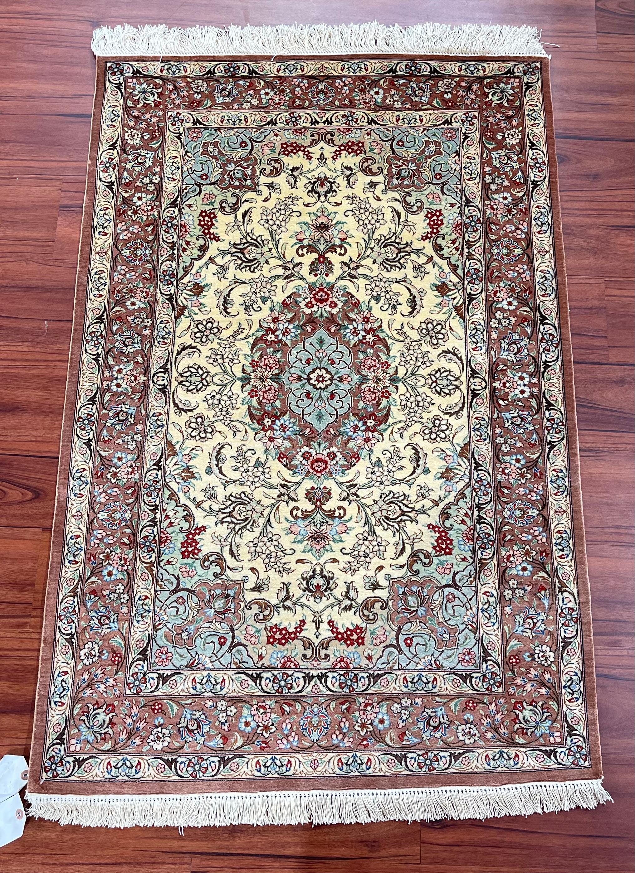 Un étonnant tapis persan Qum 100% soie, originaire d'Iran, à la fin du 20e siècle. Ce tapis est noué à la main et en excellent état. N'hésitez pas à m'envoyer un message si vous avez des questions sur ce tapis ou sur tout autre tapis figurant sur ma