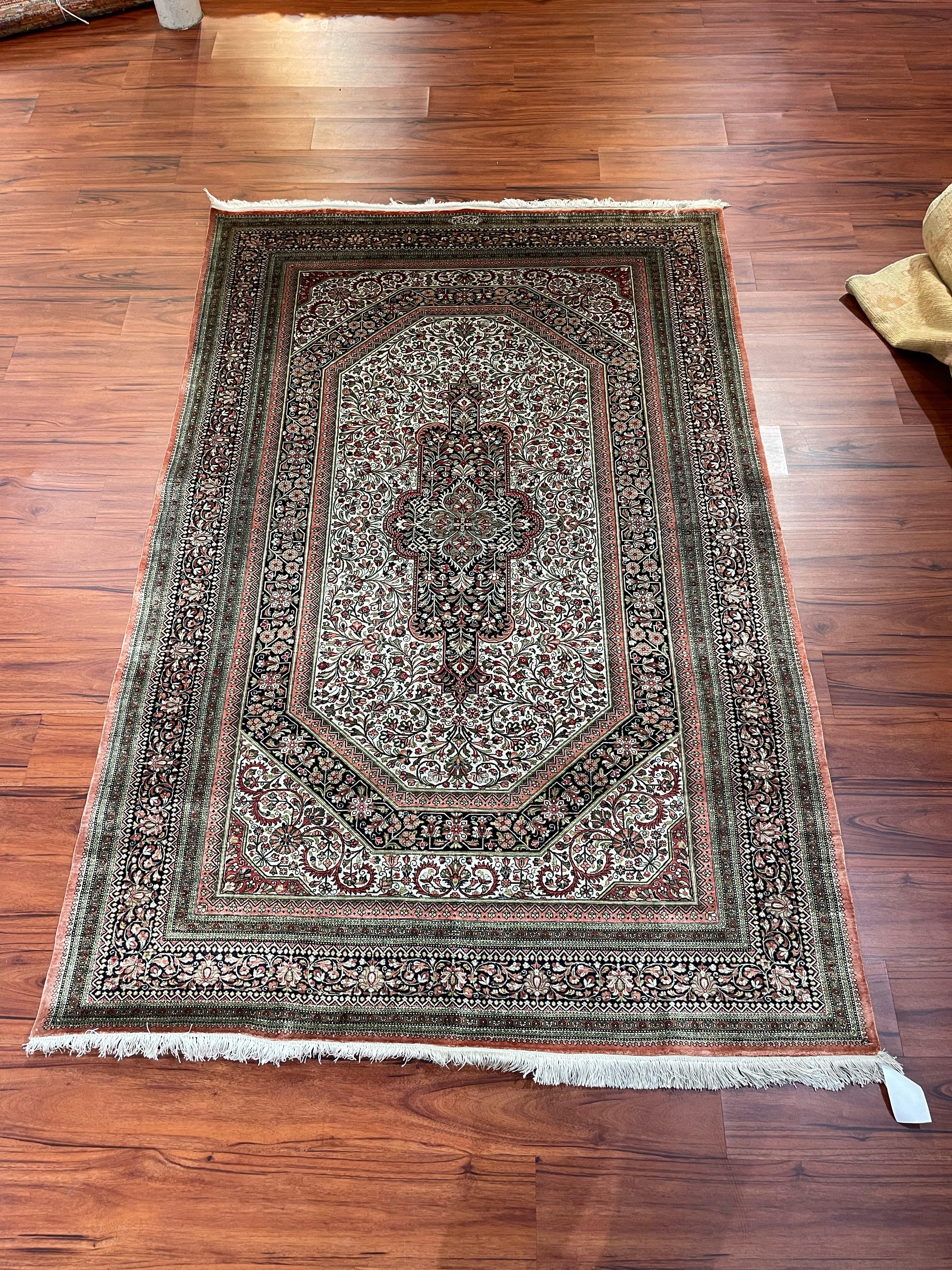 Un étonnant tapis Qum 100% soie perse, originaire d'Iran, datant de la fin du 20ème siècle. Cette pièce est nouée à la main et en excellent état. N'hésitez pas à m'envoyer un message concernant ce tapis ou tout autre tapis figurant sur ma page ! 