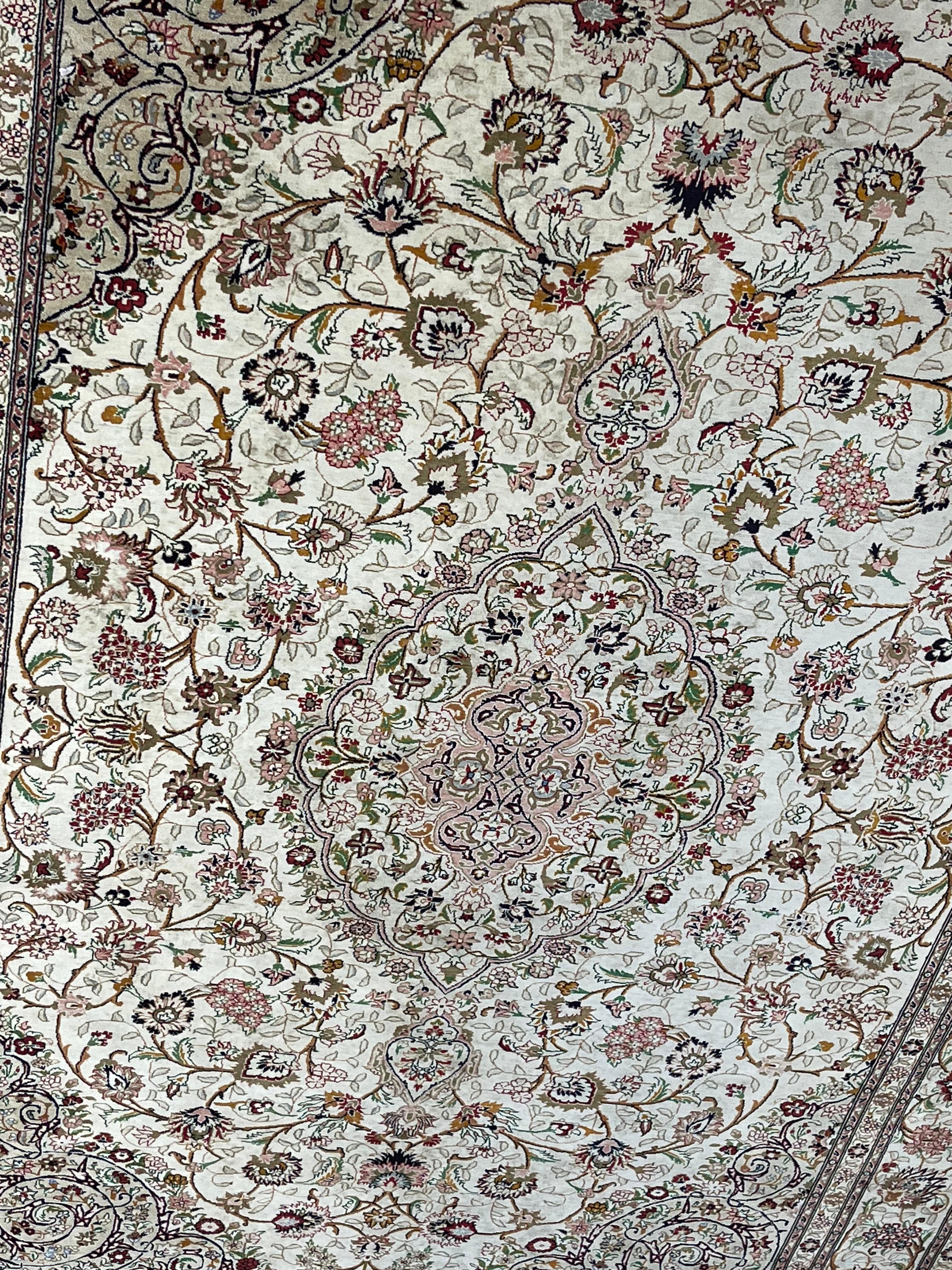 Un étonnant tapis Qum 100% soie perse qui provient d'Iran à la fin du 20e siècle. Cette pièce est entièrement nouée à la main et est en excellent état. N'hésitez pas à m'envoyer un message concernant ce tapis ou toute autre annonce que j'ai sur ma