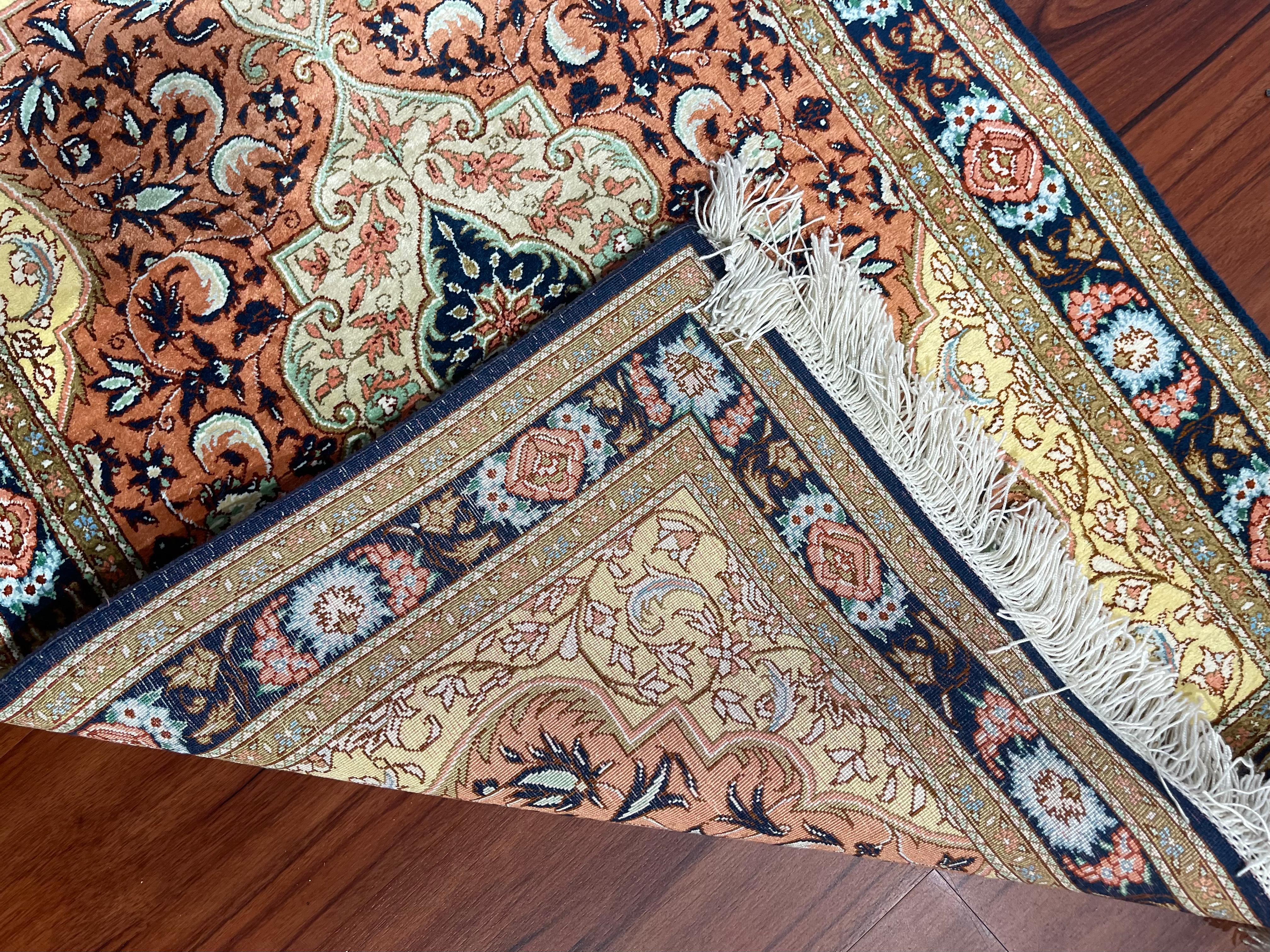 Tabriz Très beau tapis/carpette en soie perse de Qum  en vente