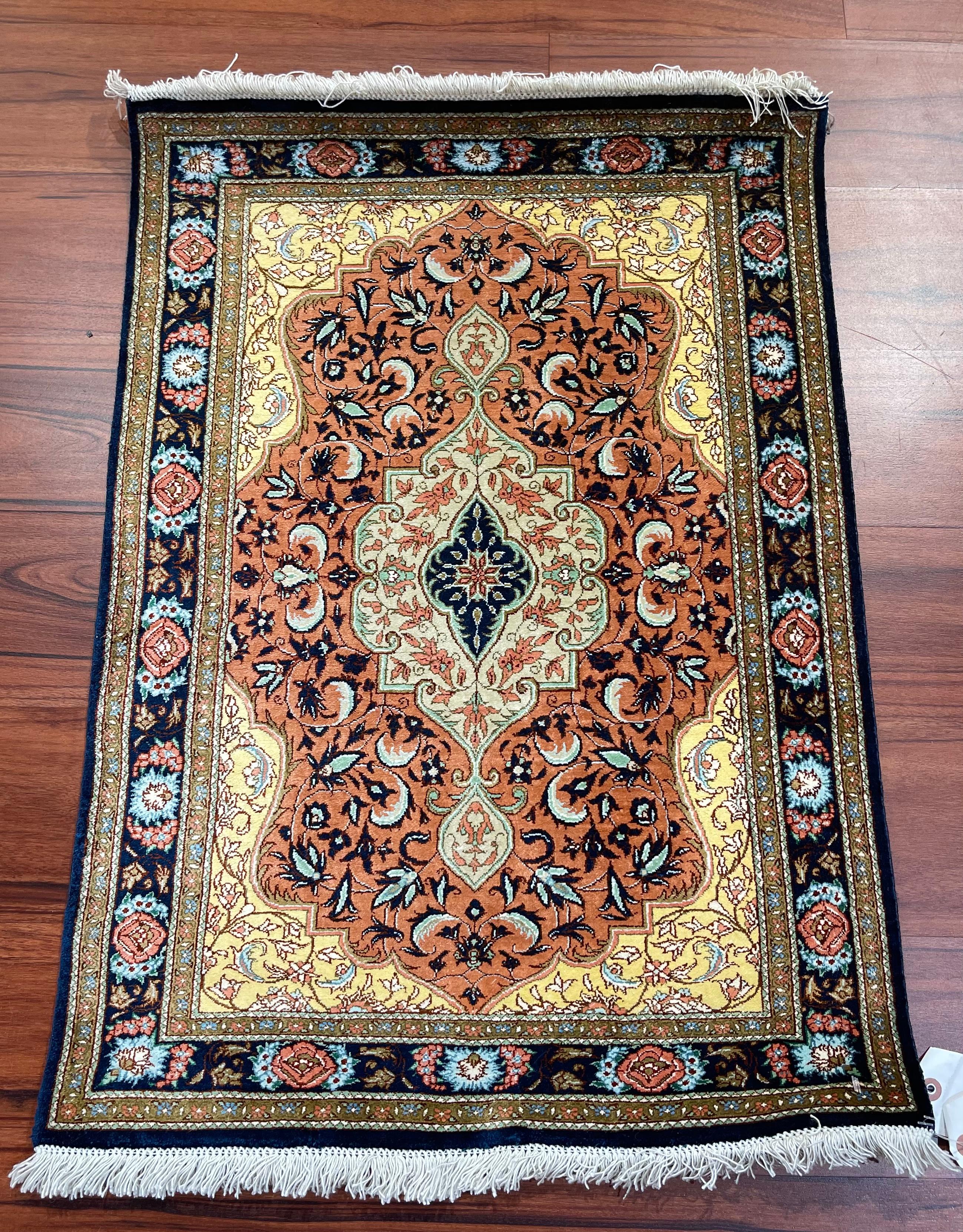 Perse Très beau tapis/carpette en soie perse de Qum  en vente