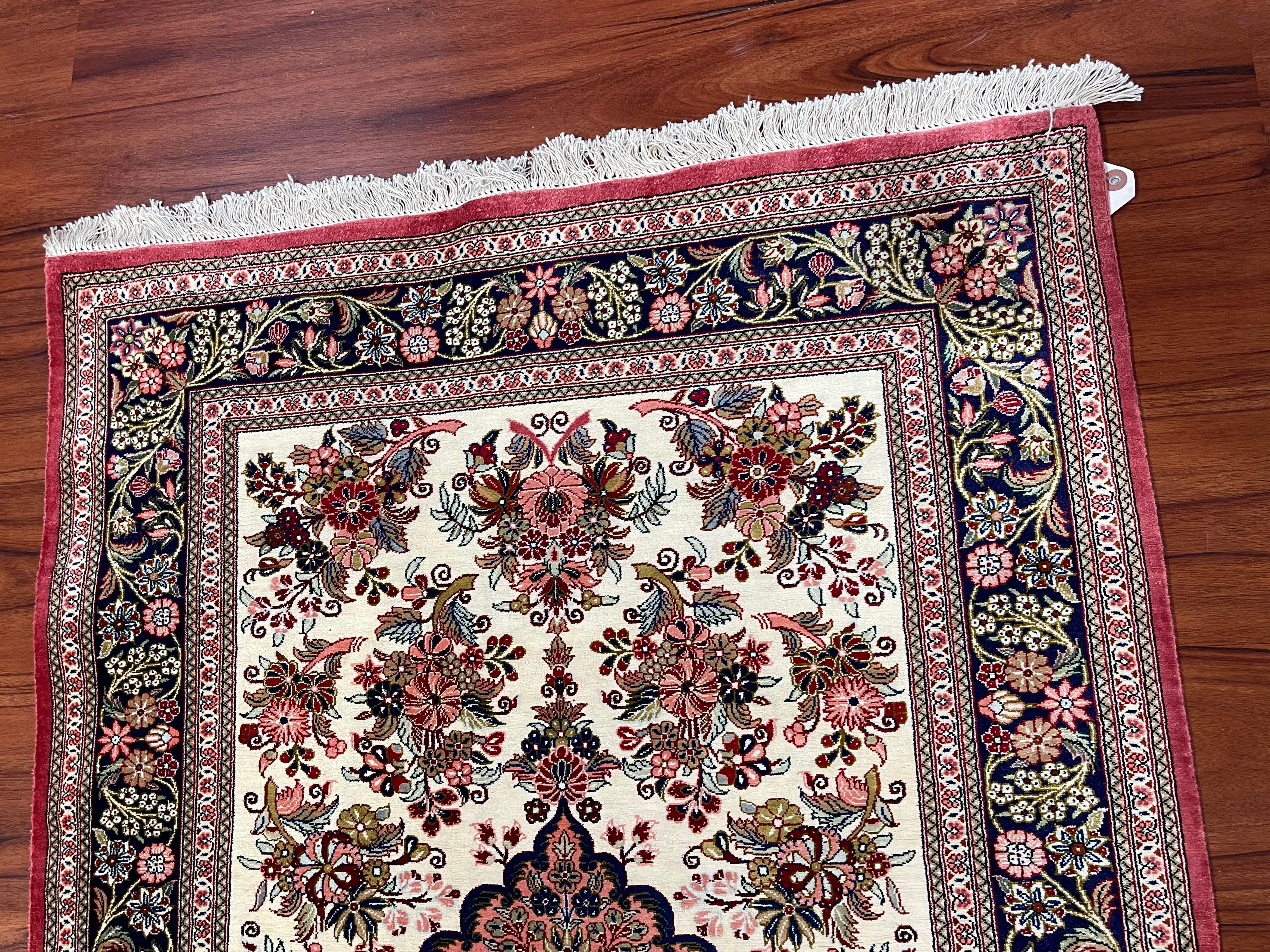 Perse Très beau tapis/carpette en soie perse de Qum en vente