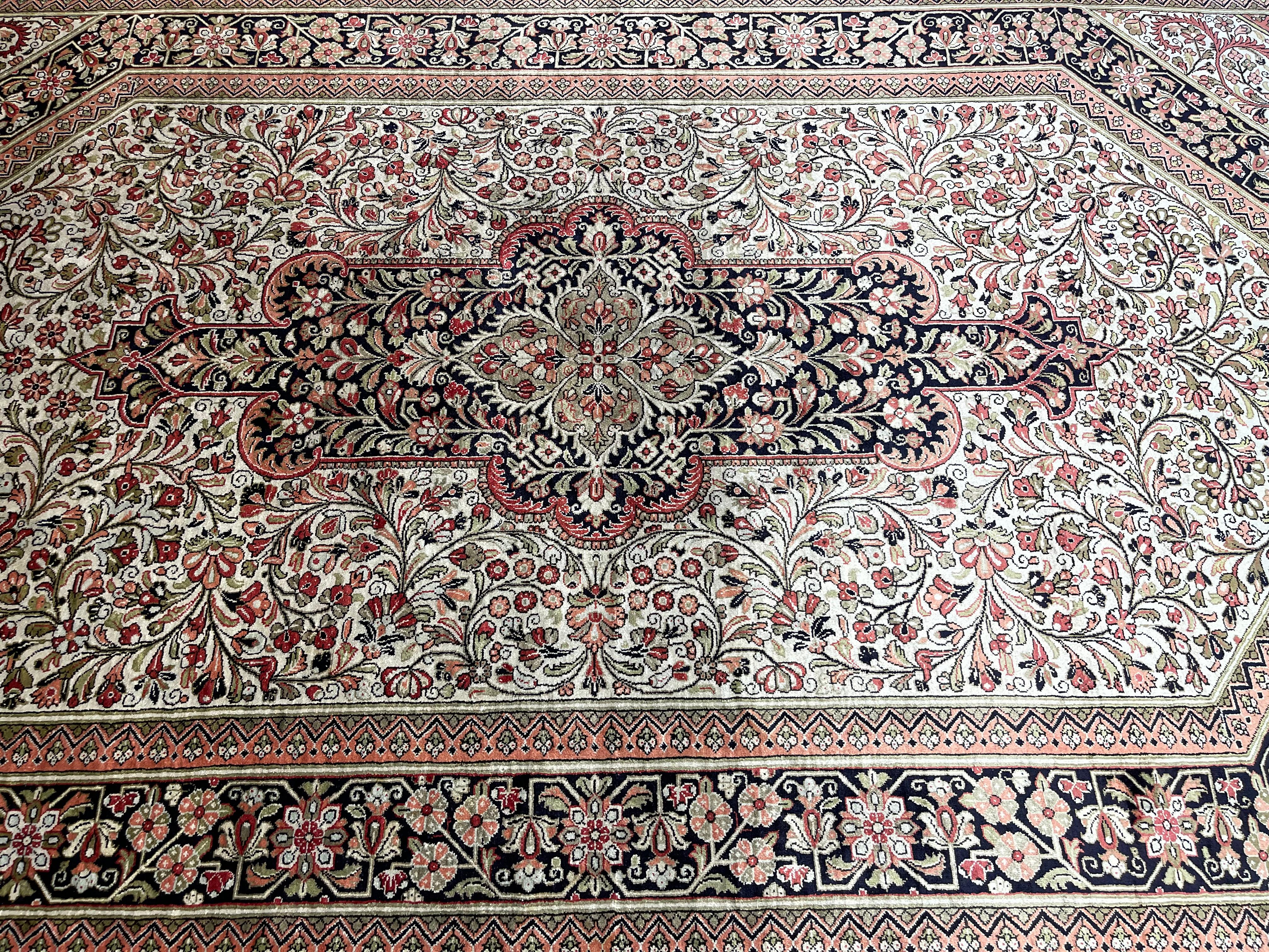 Perse Très beau tapis/carpette en soie perse de Qum  en vente