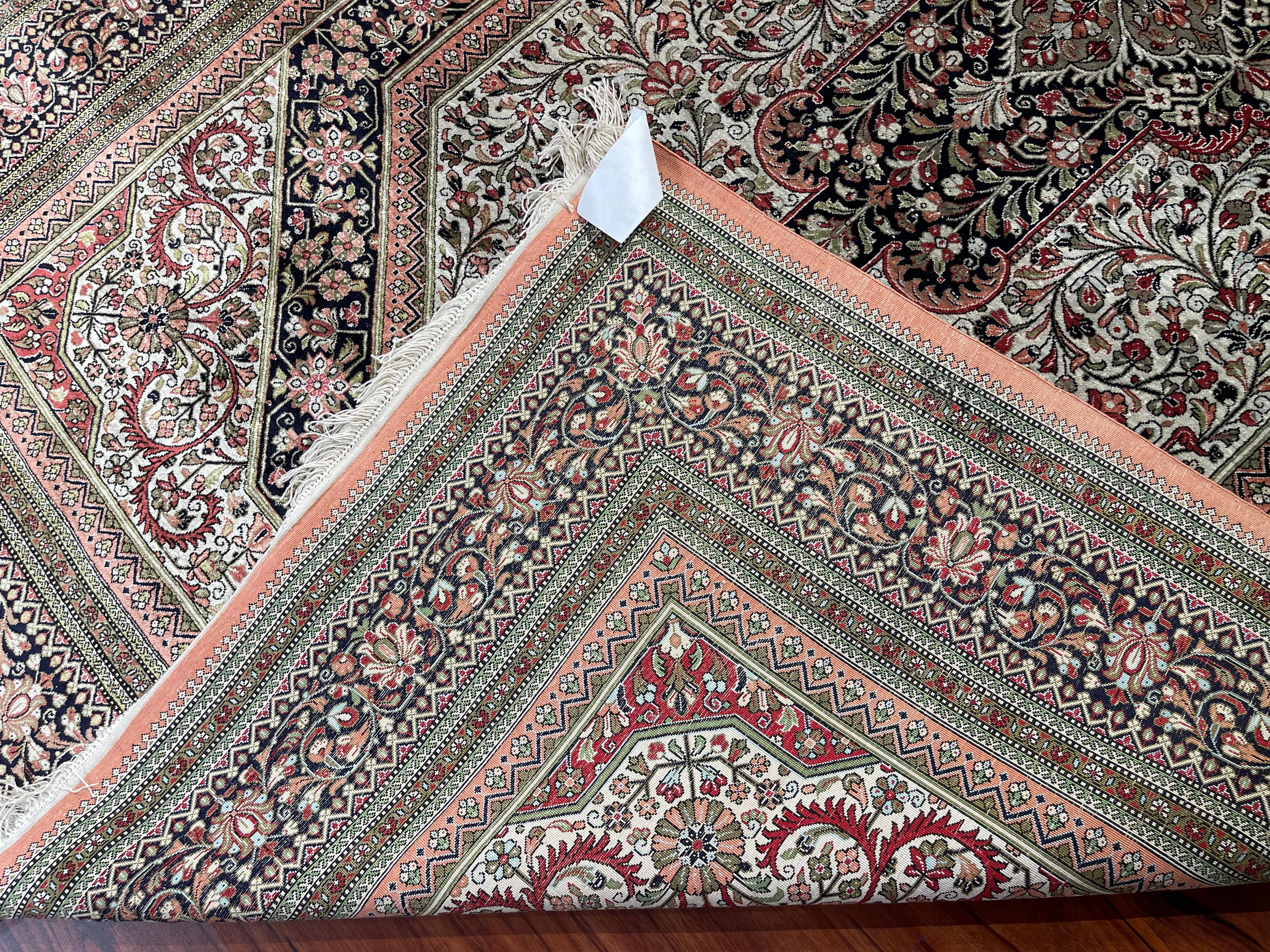 Noué à la main Très beau tapis/carpette en soie perse de Qum  en vente