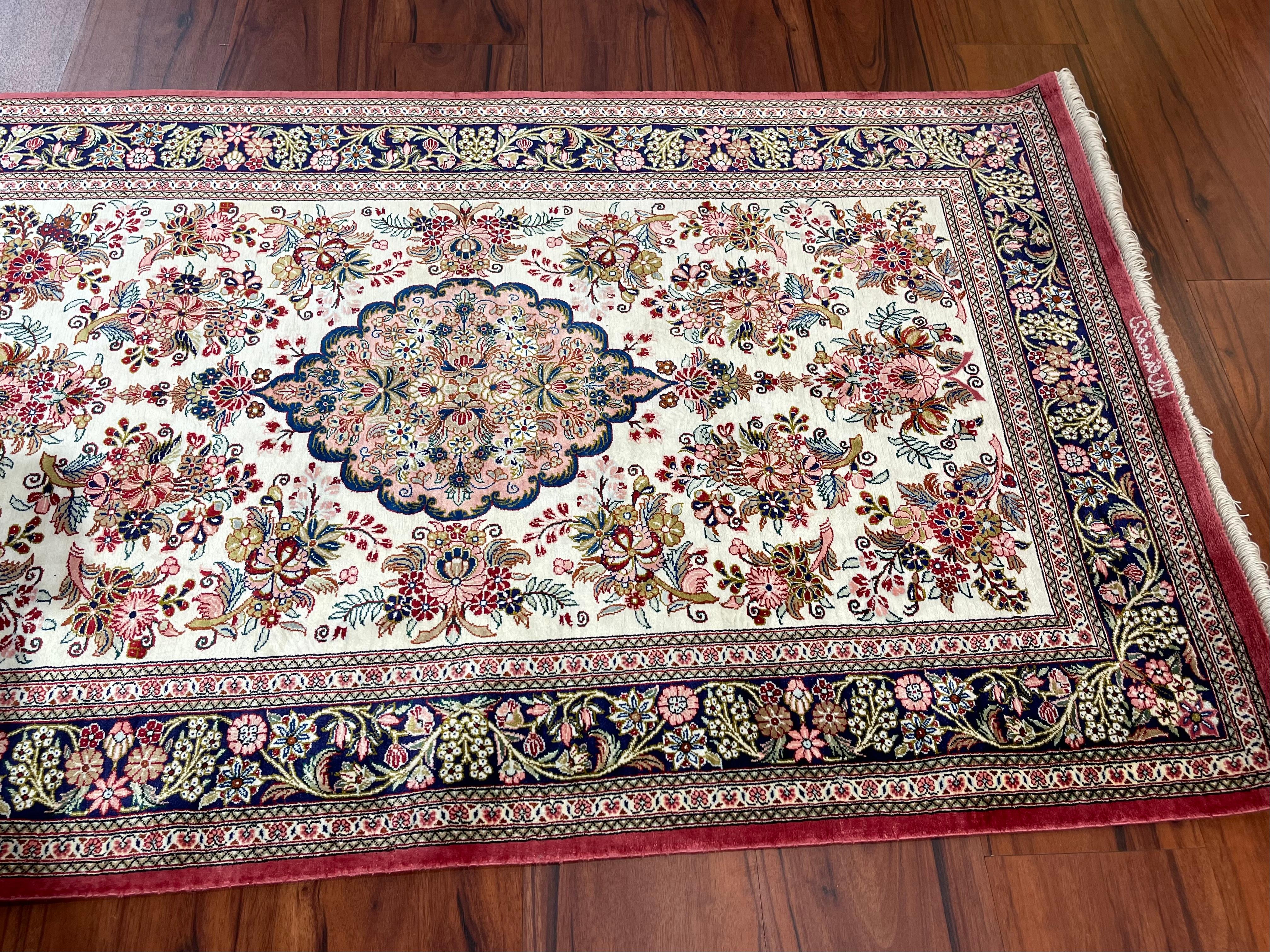 Très beau tapis/carpette en soie perse de Qum Excellent état - En vente à Gainesville, VA