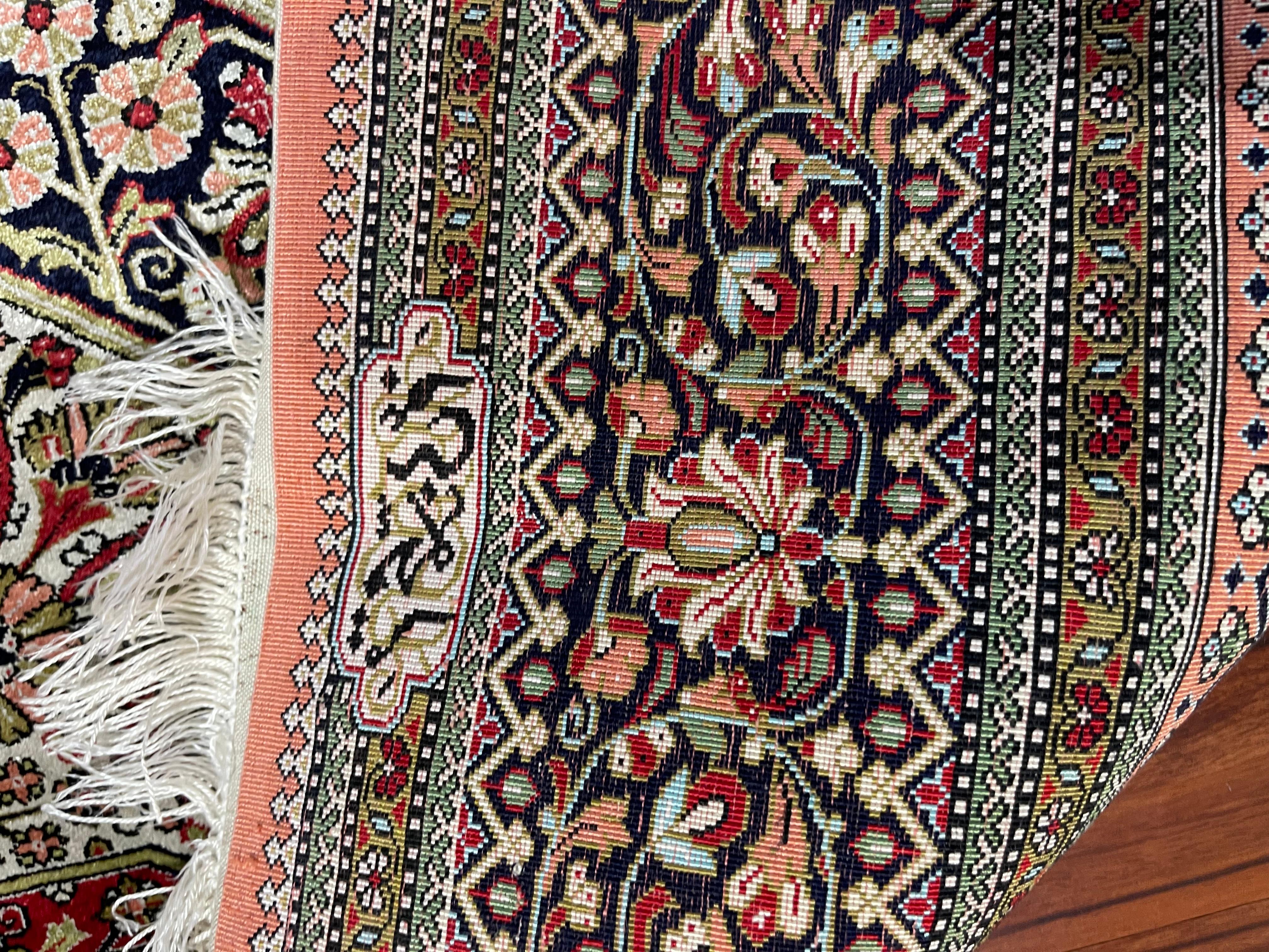 Très beau tapis/carpette en soie perse de Qum  Excellent état - En vente à Gainesville, VA