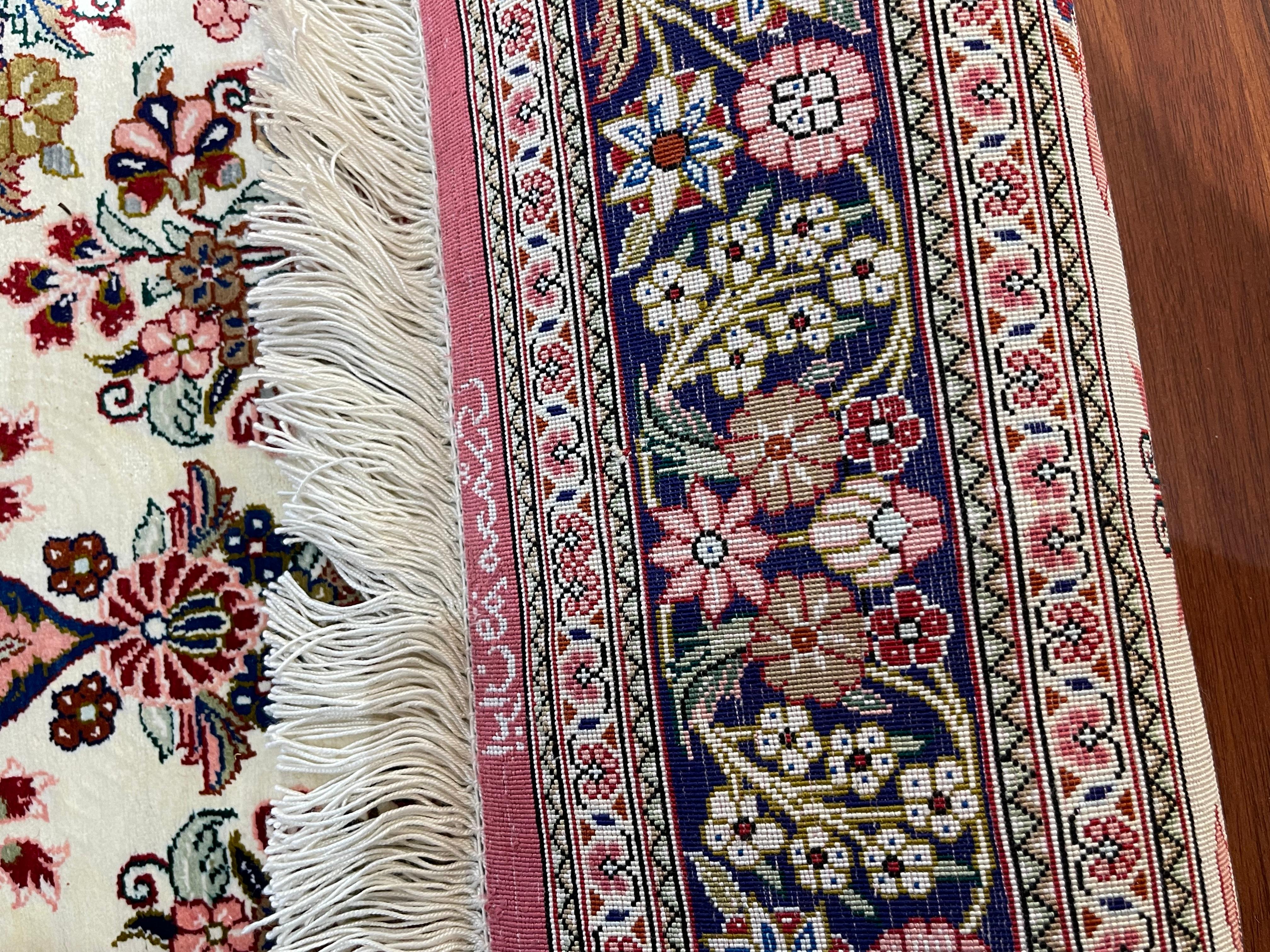 Soie Très beau tapis/carpette en soie perse de Qum en vente
