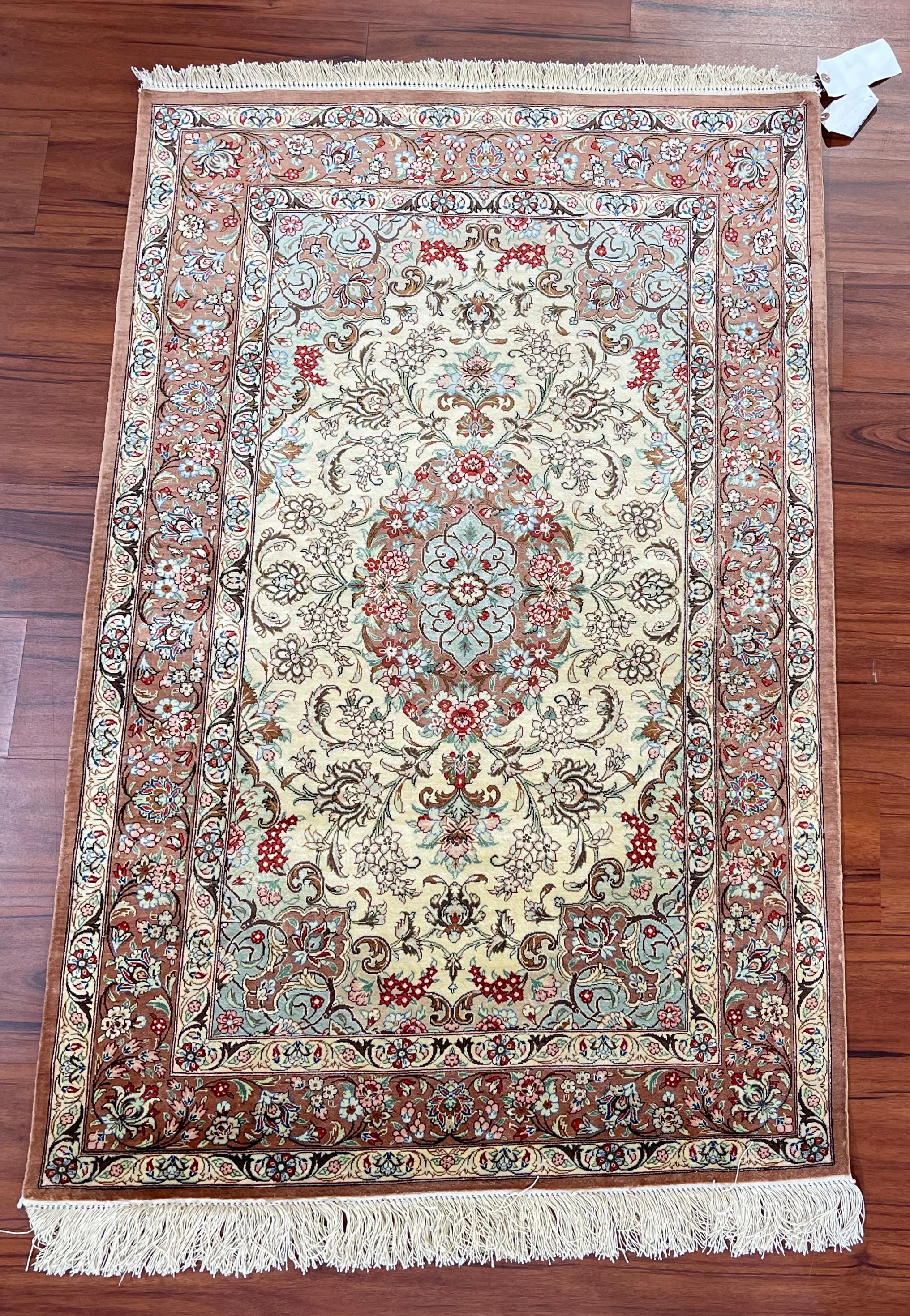 Soie Très beau tapis/carpette en soie perse de Qum en vente