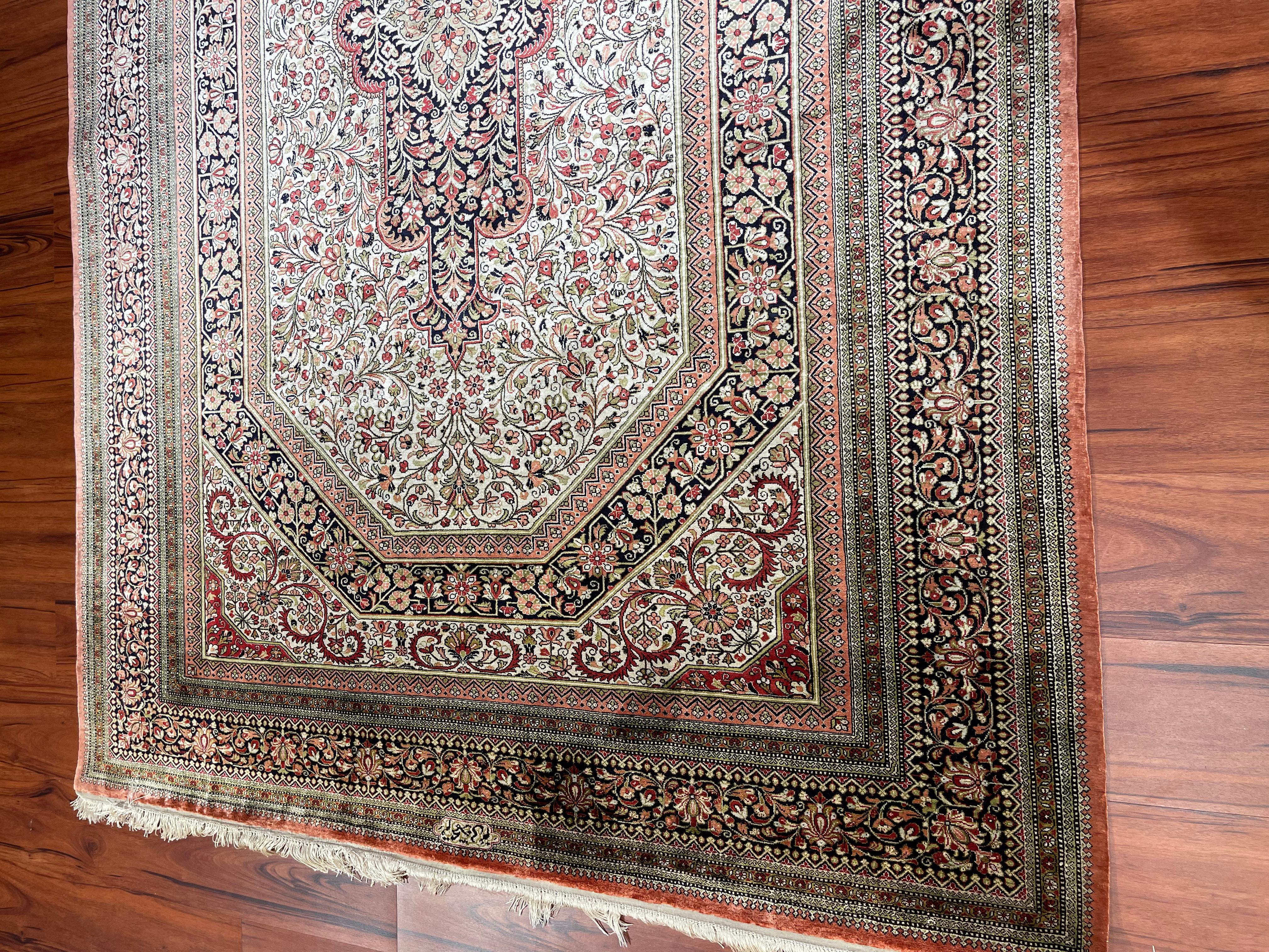 Soie Très beau tapis/carpette en soie perse de Qum  en vente