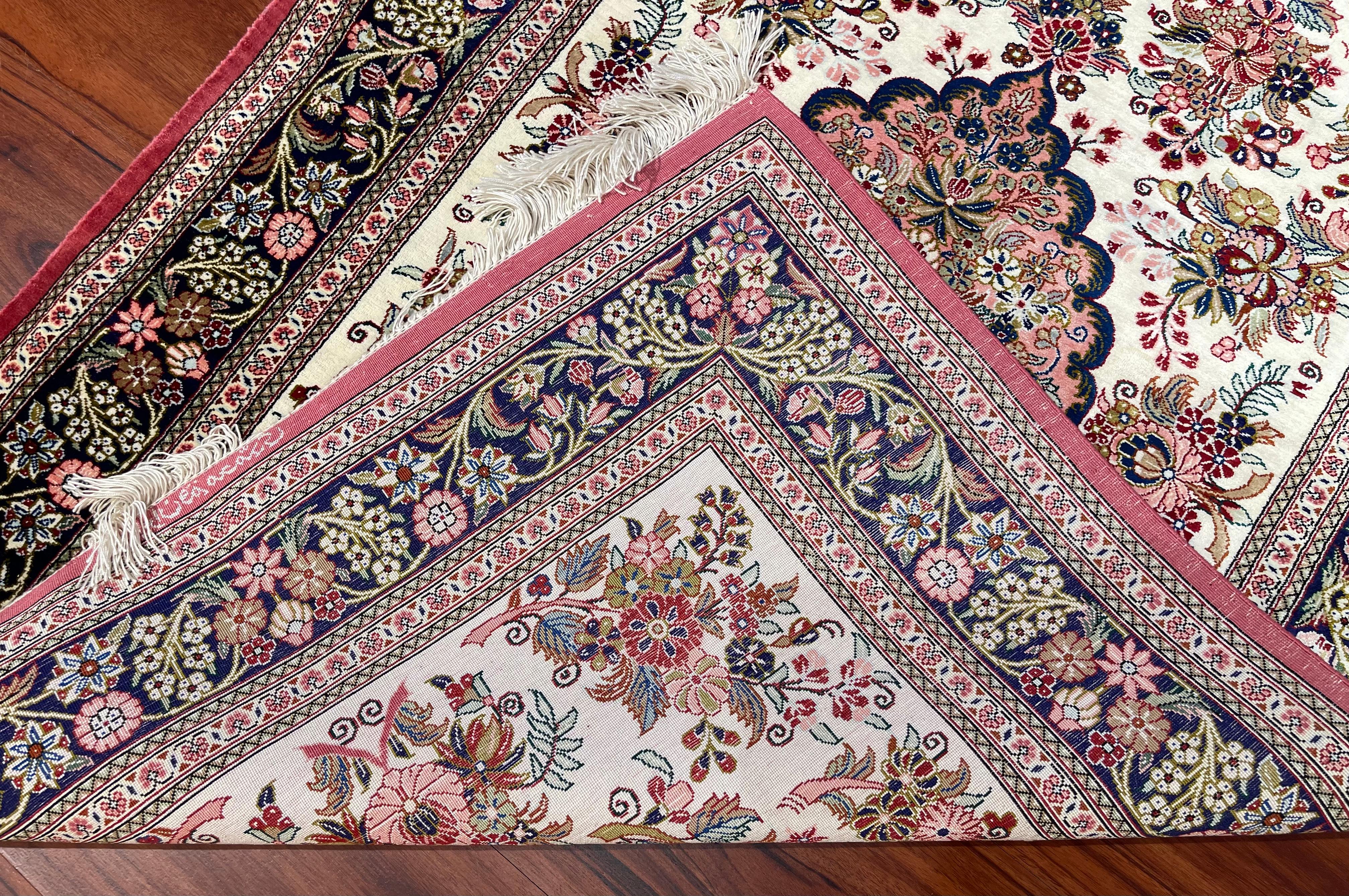 Très beau tapis/carpette en soie perse de Qum en vente 1