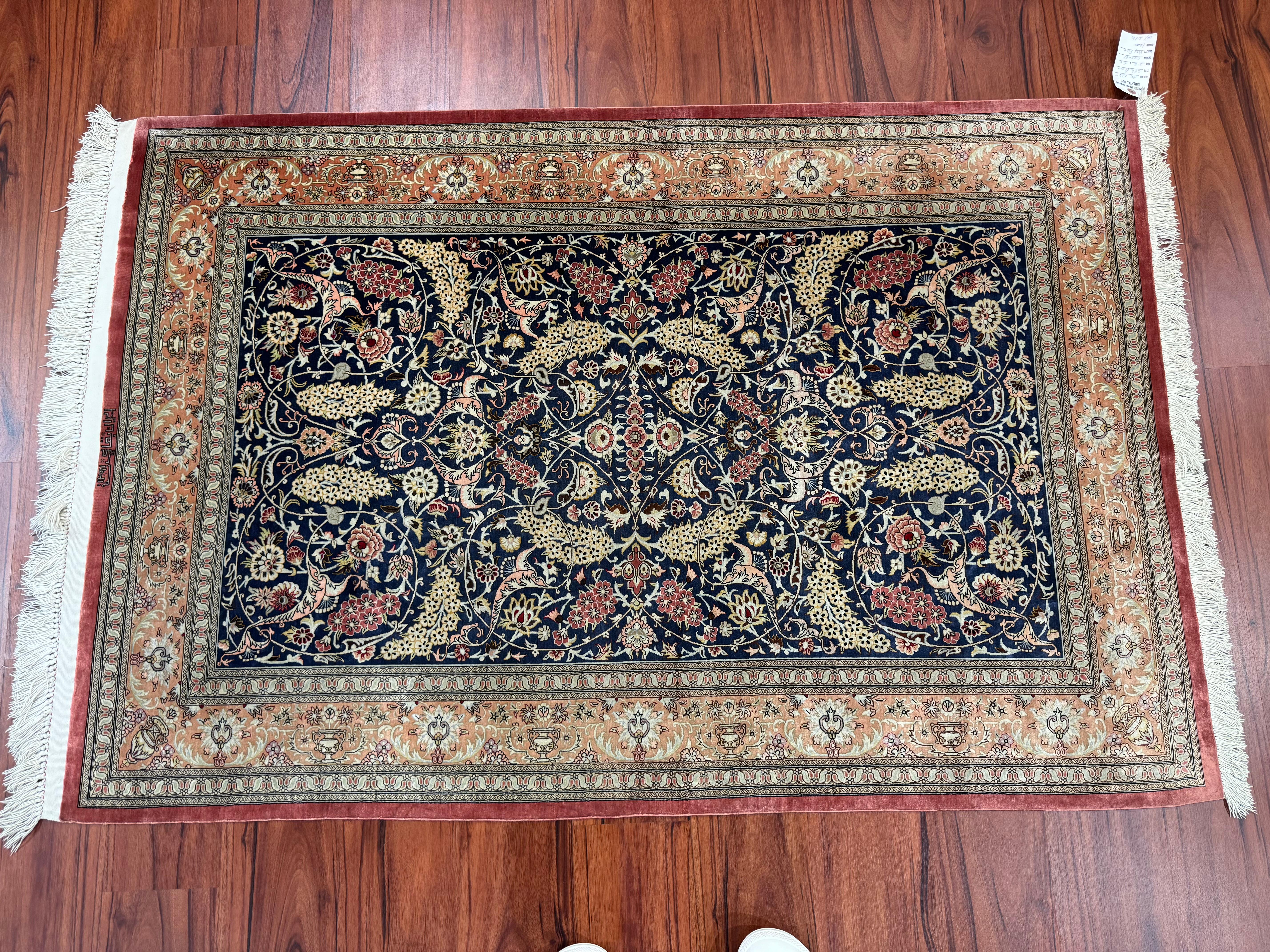Très beau tapis persan en soie de Qum en vente 2