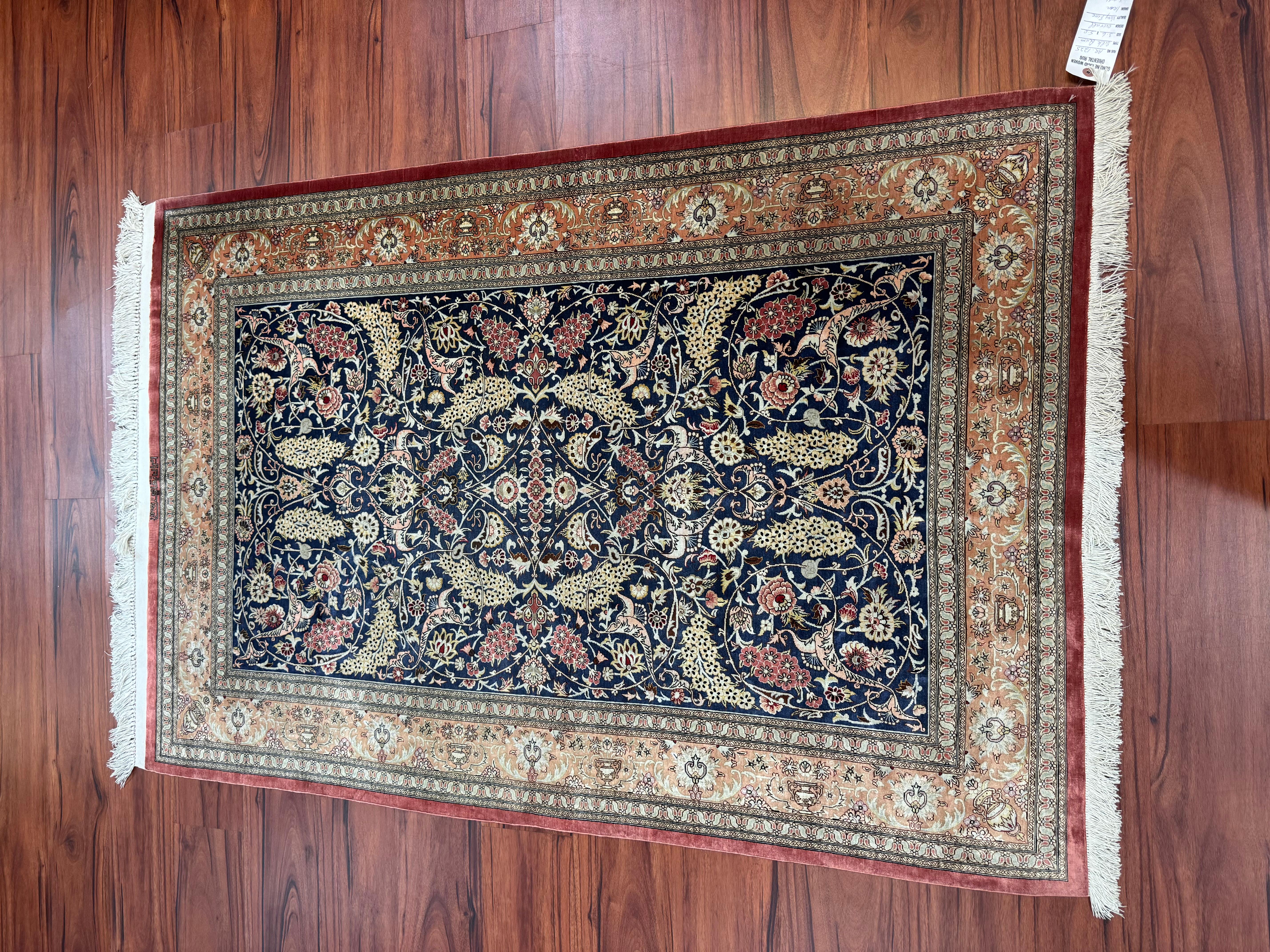Très beau tapis persan en soie de Qum en vente 3