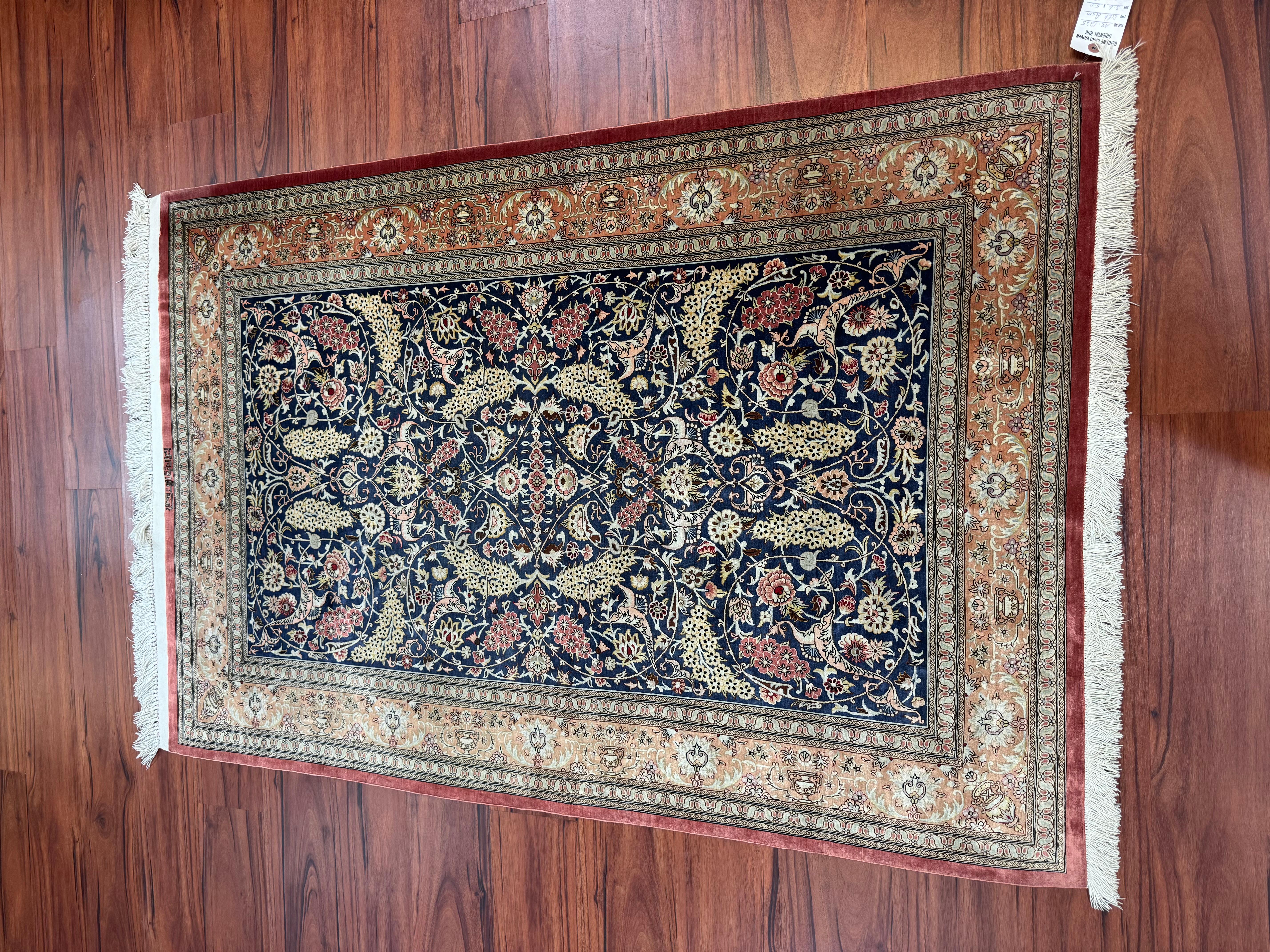 Très beau tapis persan en soie de Qum en vente 4