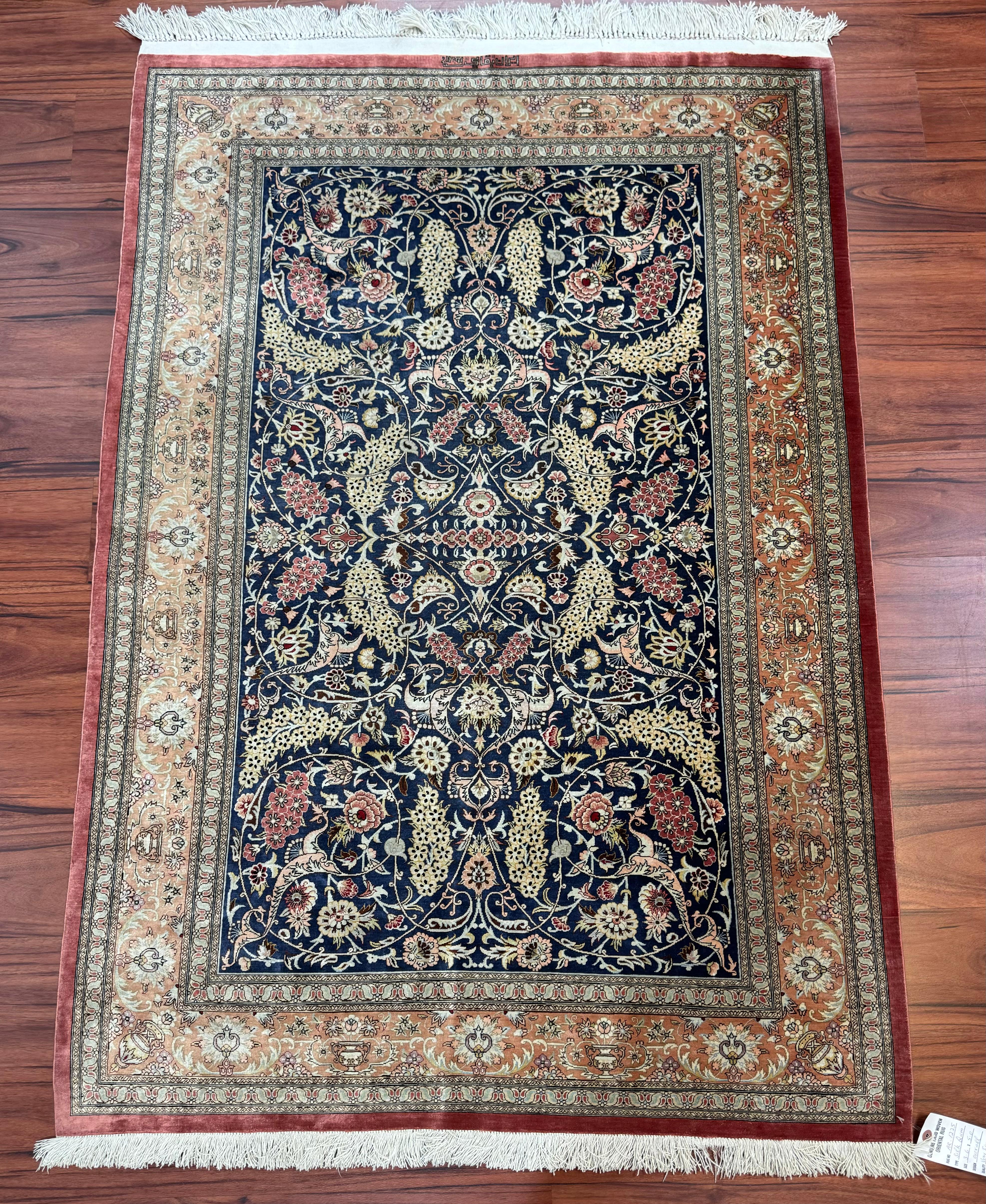 Très beau tapis persan en soie de Qum en vente 5