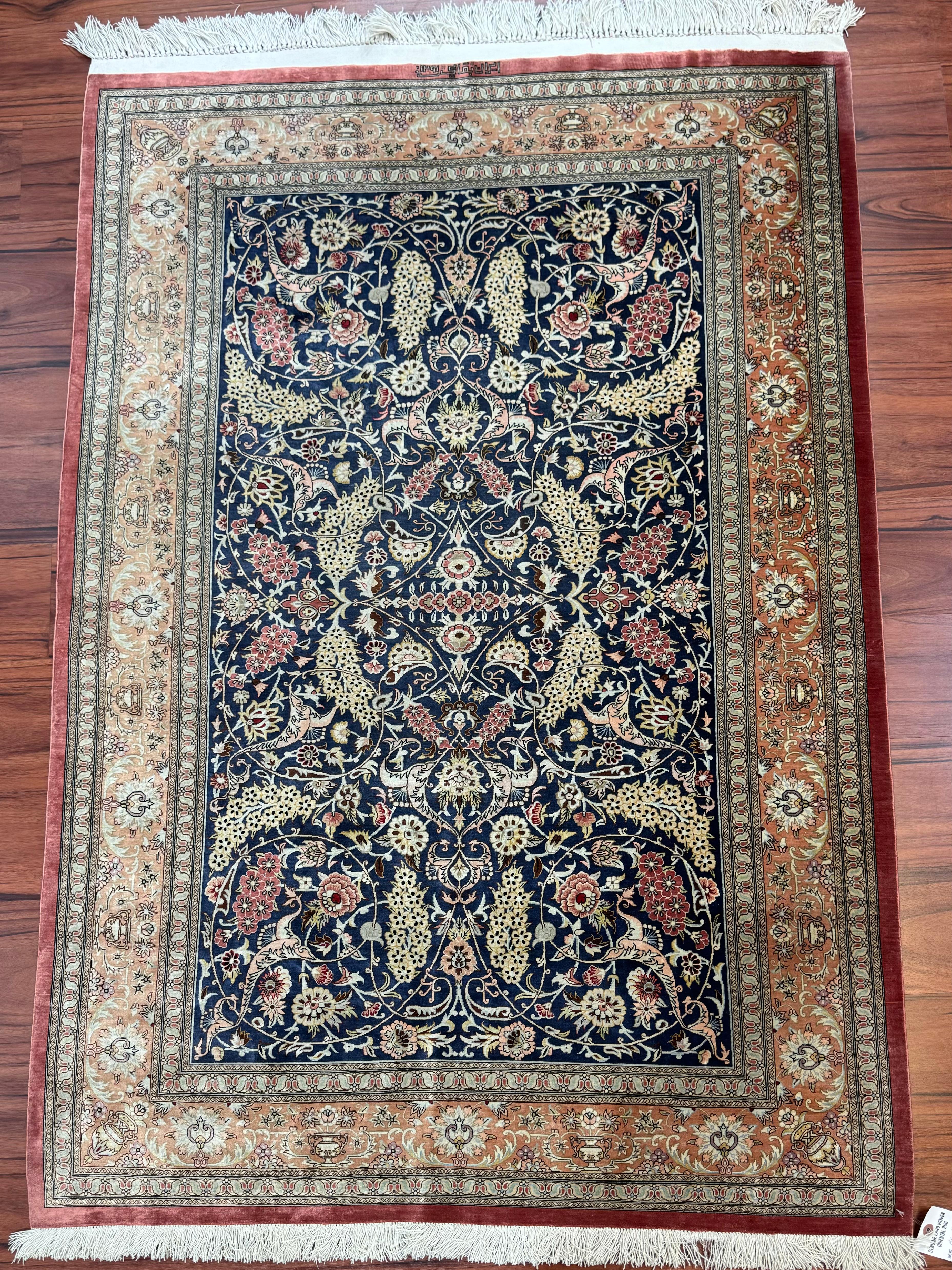 Très beau tapis persan en soie de Qum en vente 6