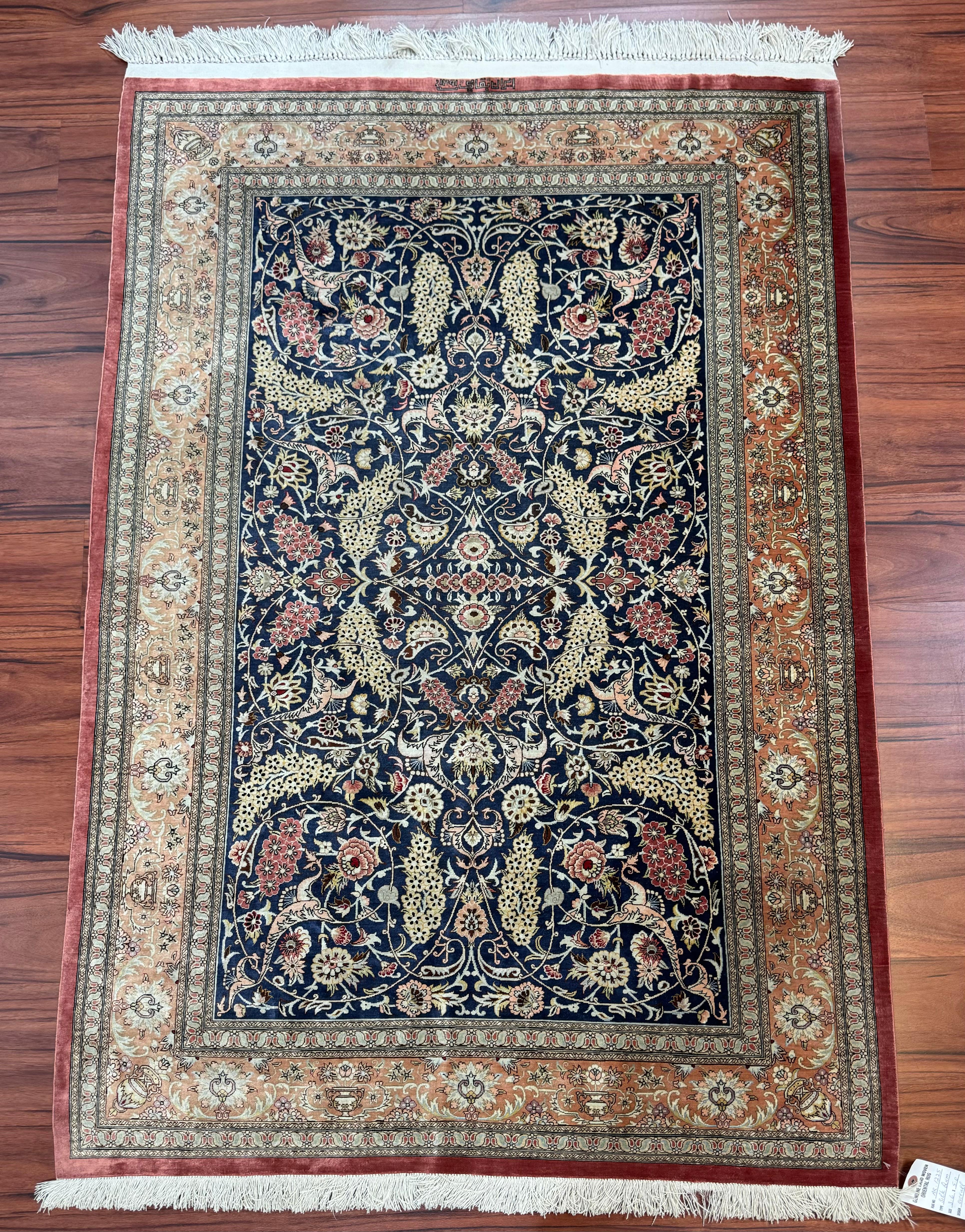 Très beau tapis persan en soie de Qum en vente 7
