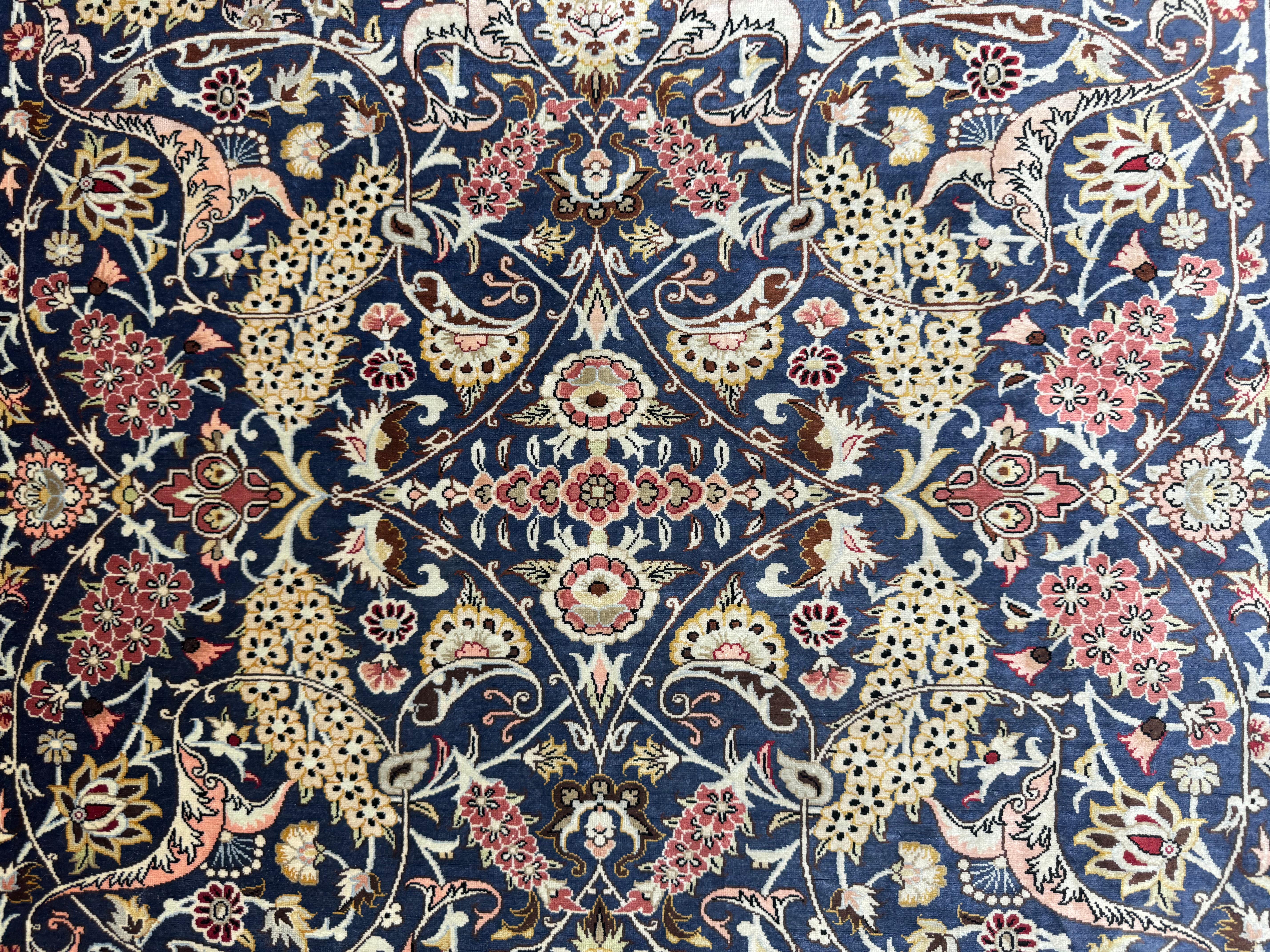 Très beau tapis persan en soie de Qum en vente 8
