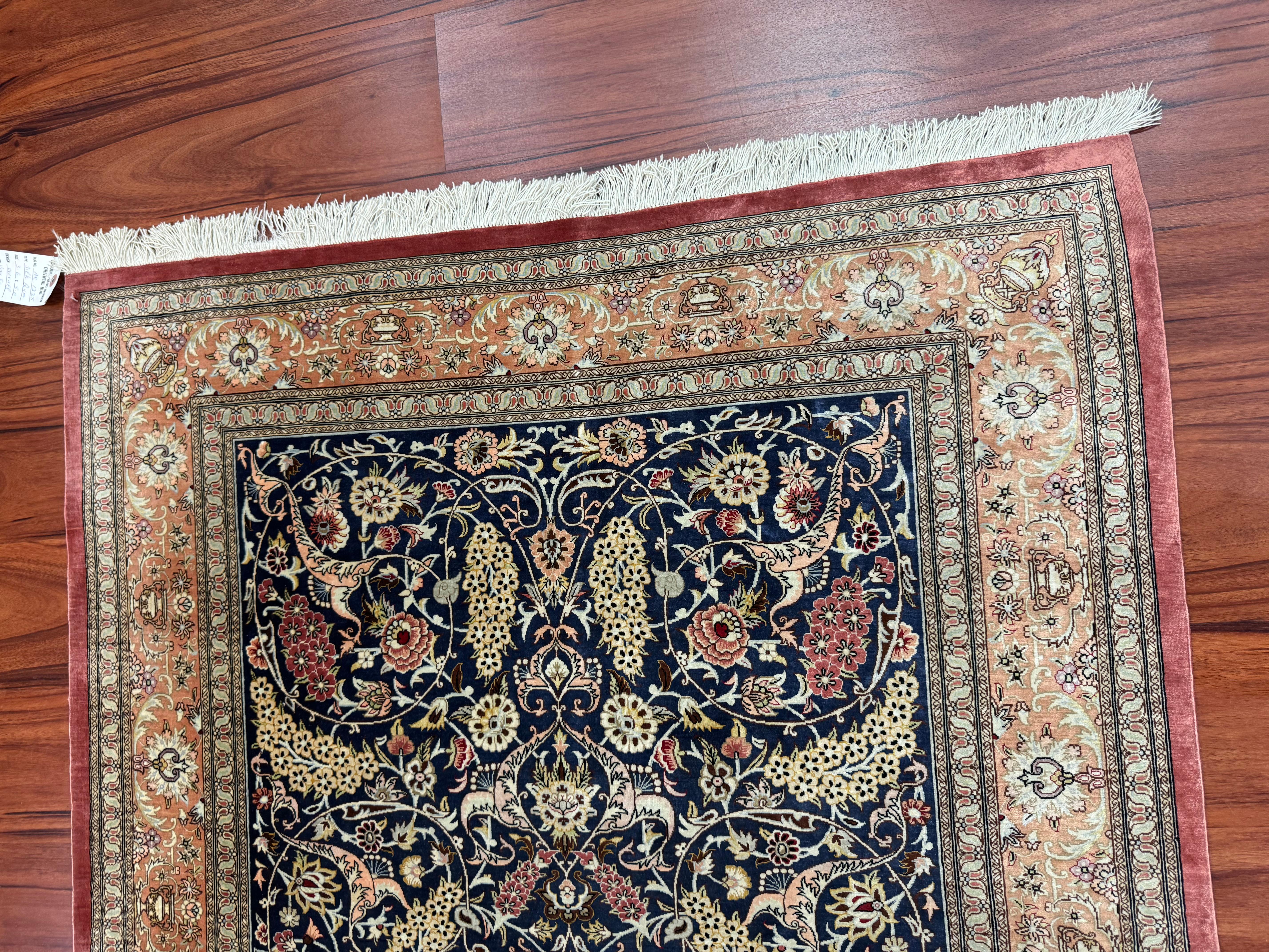 Très beau tapis persan en soie de Qum en vente 9