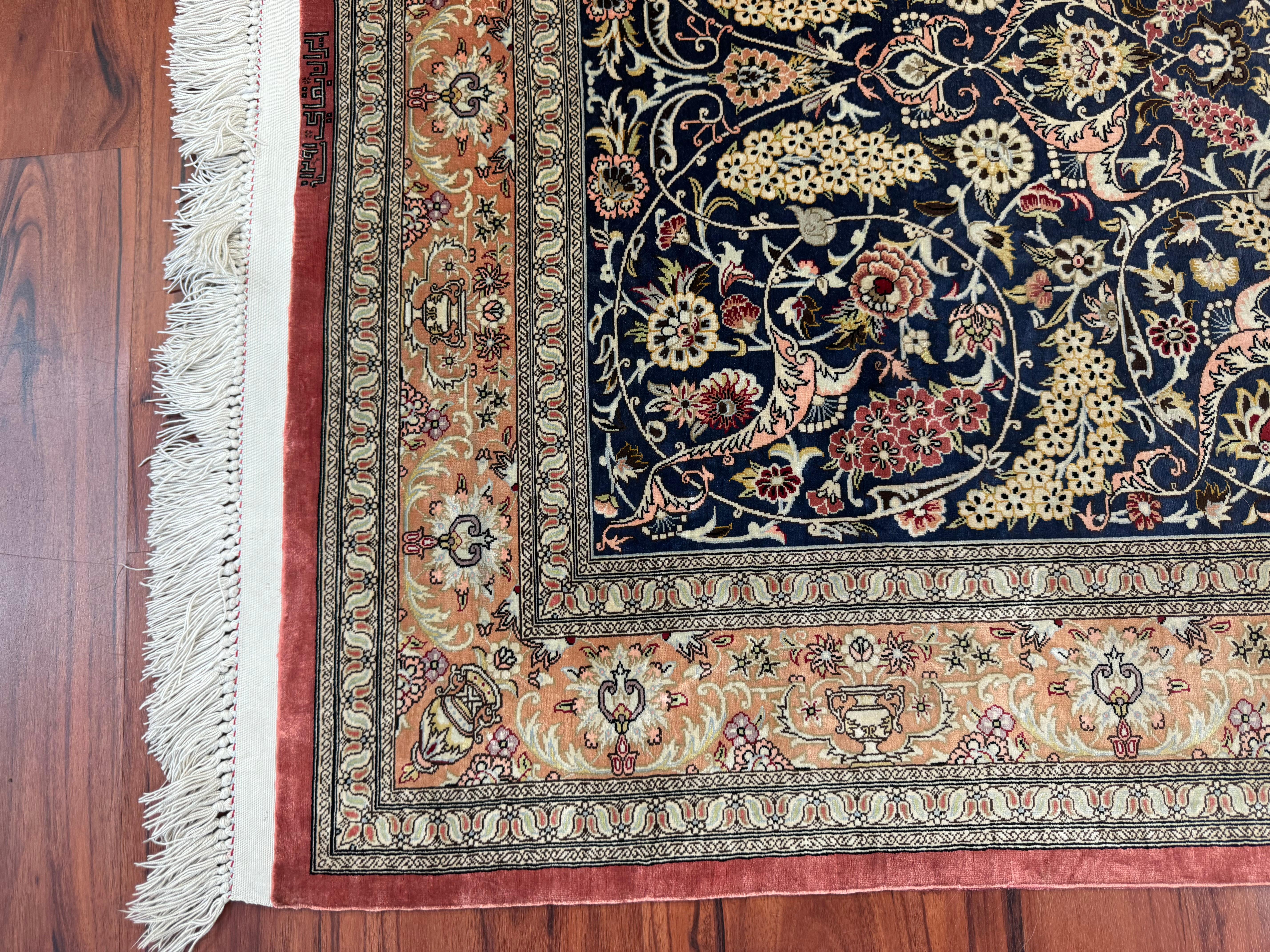 Très beau tapis persan en soie de Qum en vente 10