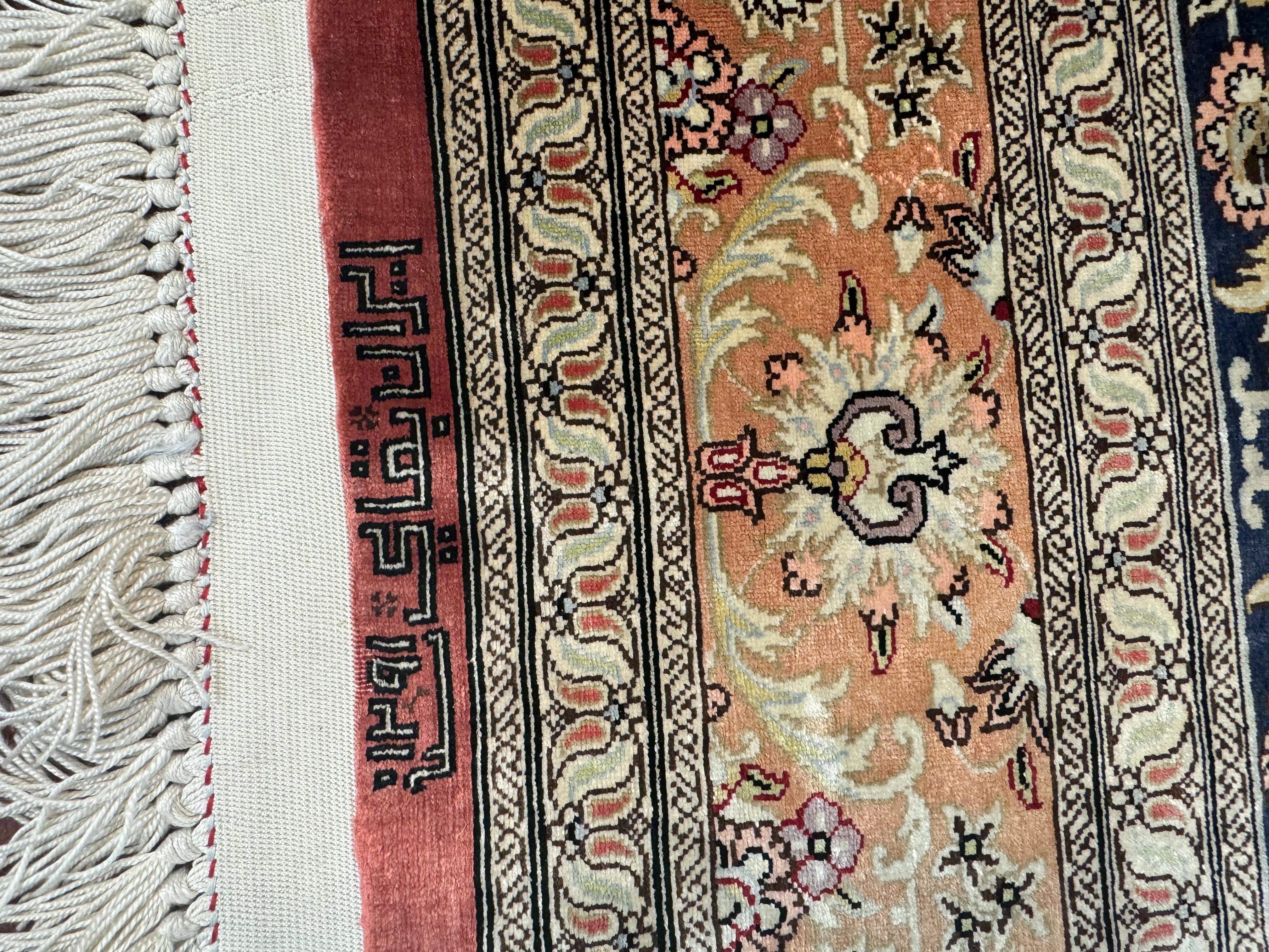 Un superbe tapis persan Qum 100 % soie. Ce tapis provient d'Iran et date de la fin du 20e siècle. Il s'agit d'une pièce exceptionnelle ! Ce tapis est en excellent état compte tenu de sa riche histoire. N'hésitez pas à m'envoyer un message concernant