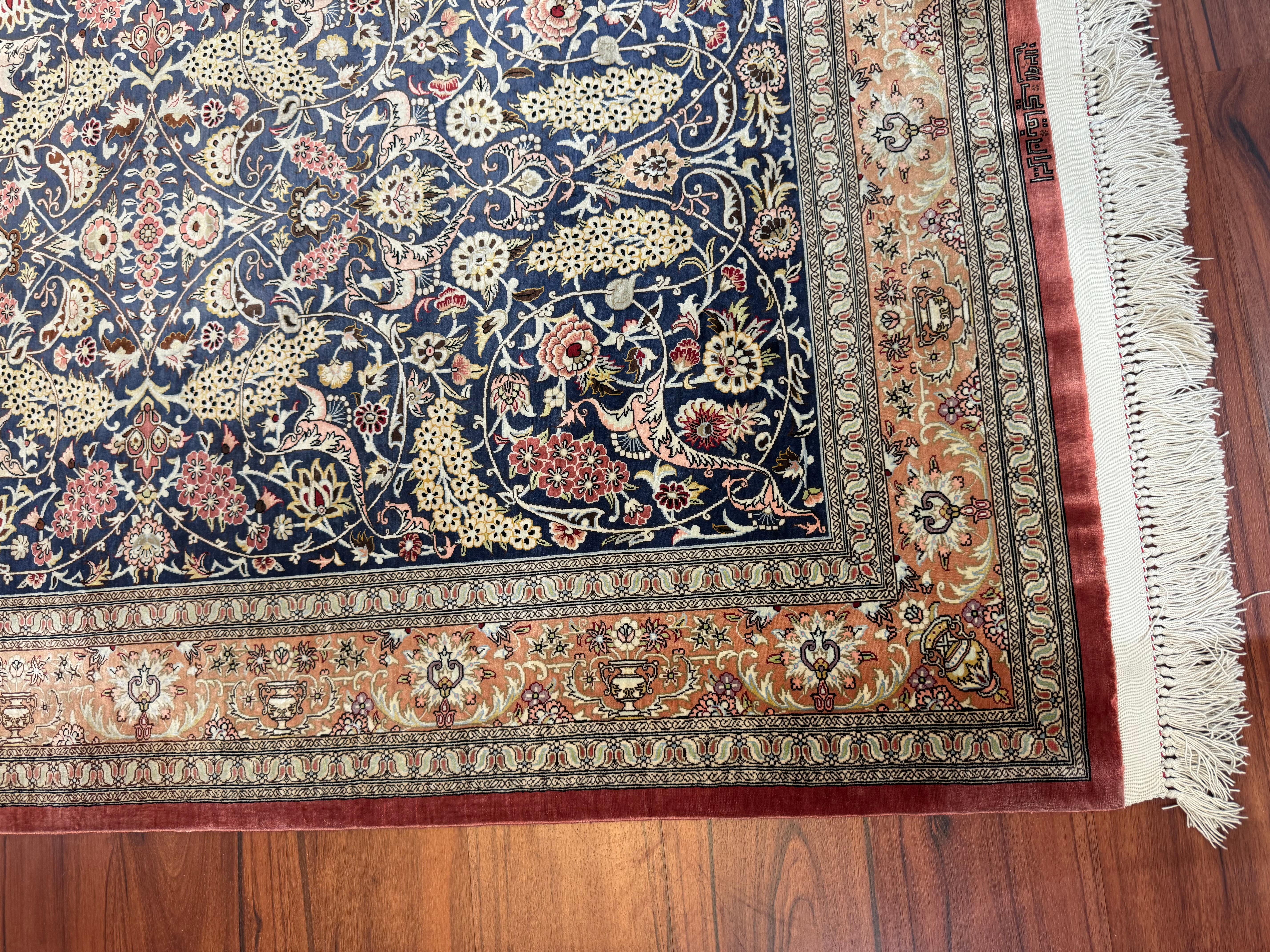 Tabriz Très beau tapis persan en soie de Qum en vente
