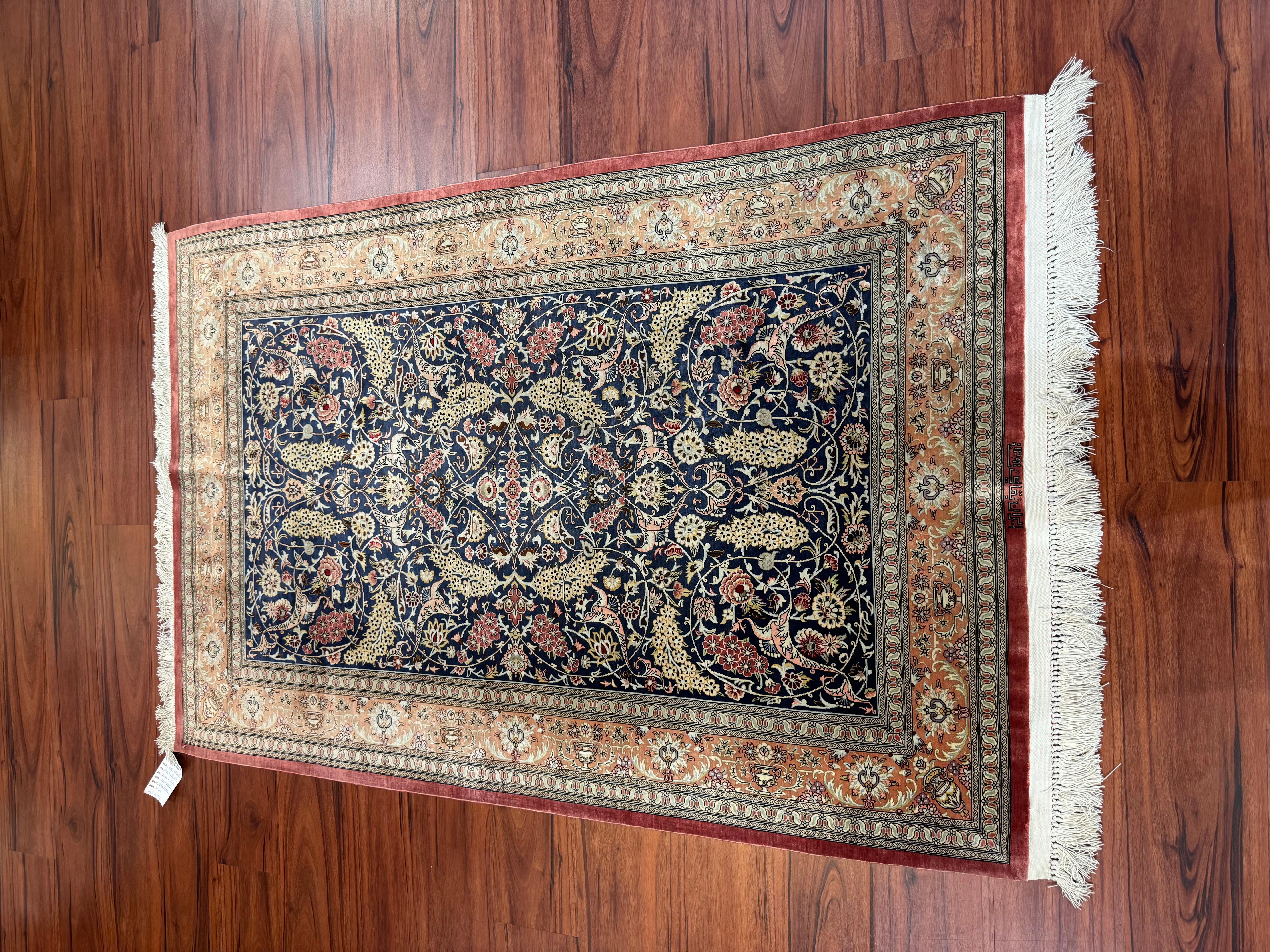 Tissé à la main Très beau tapis persan en soie de Qum en vente