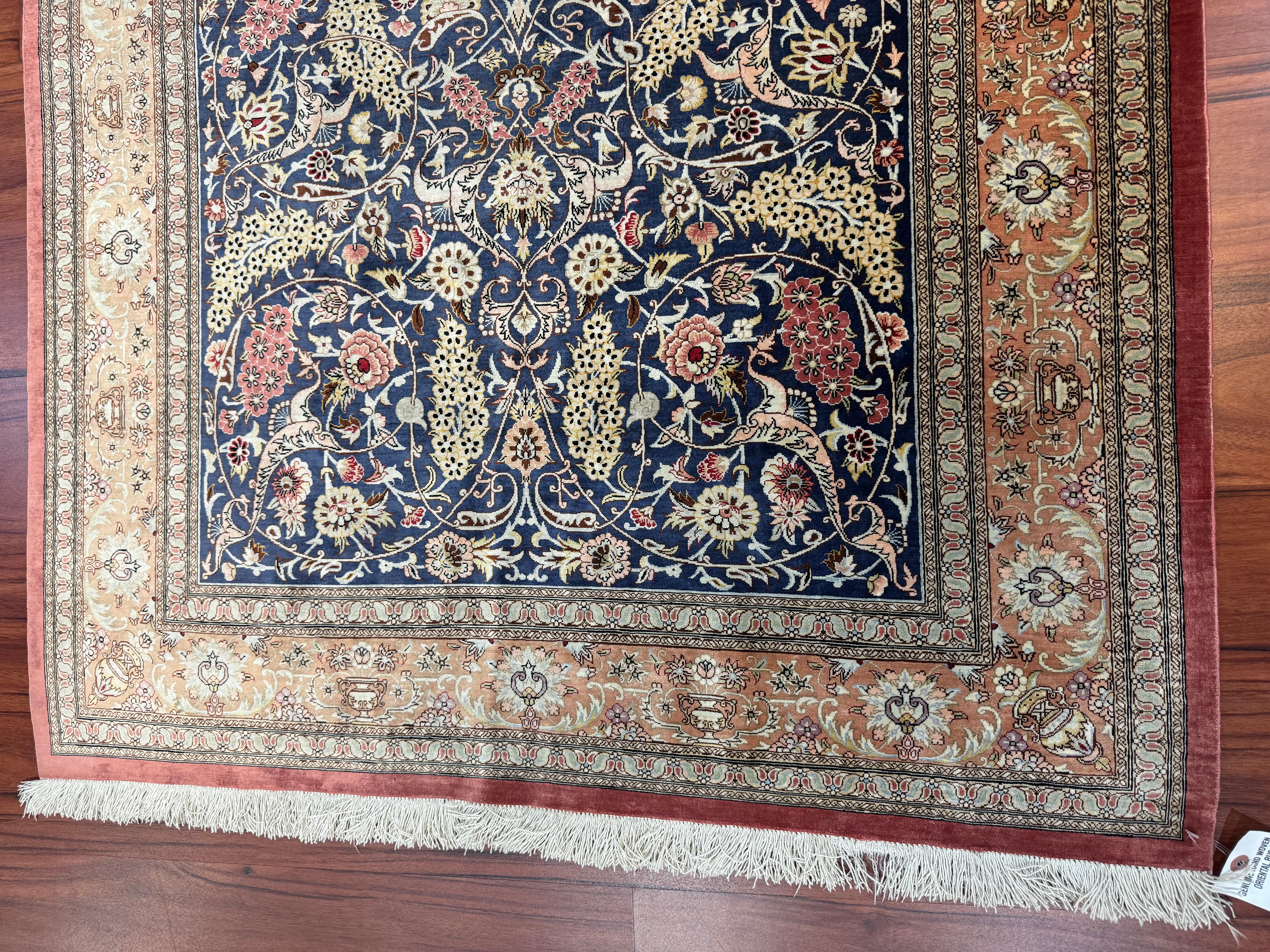 Soie Très beau tapis persan en soie de Qum en vente
