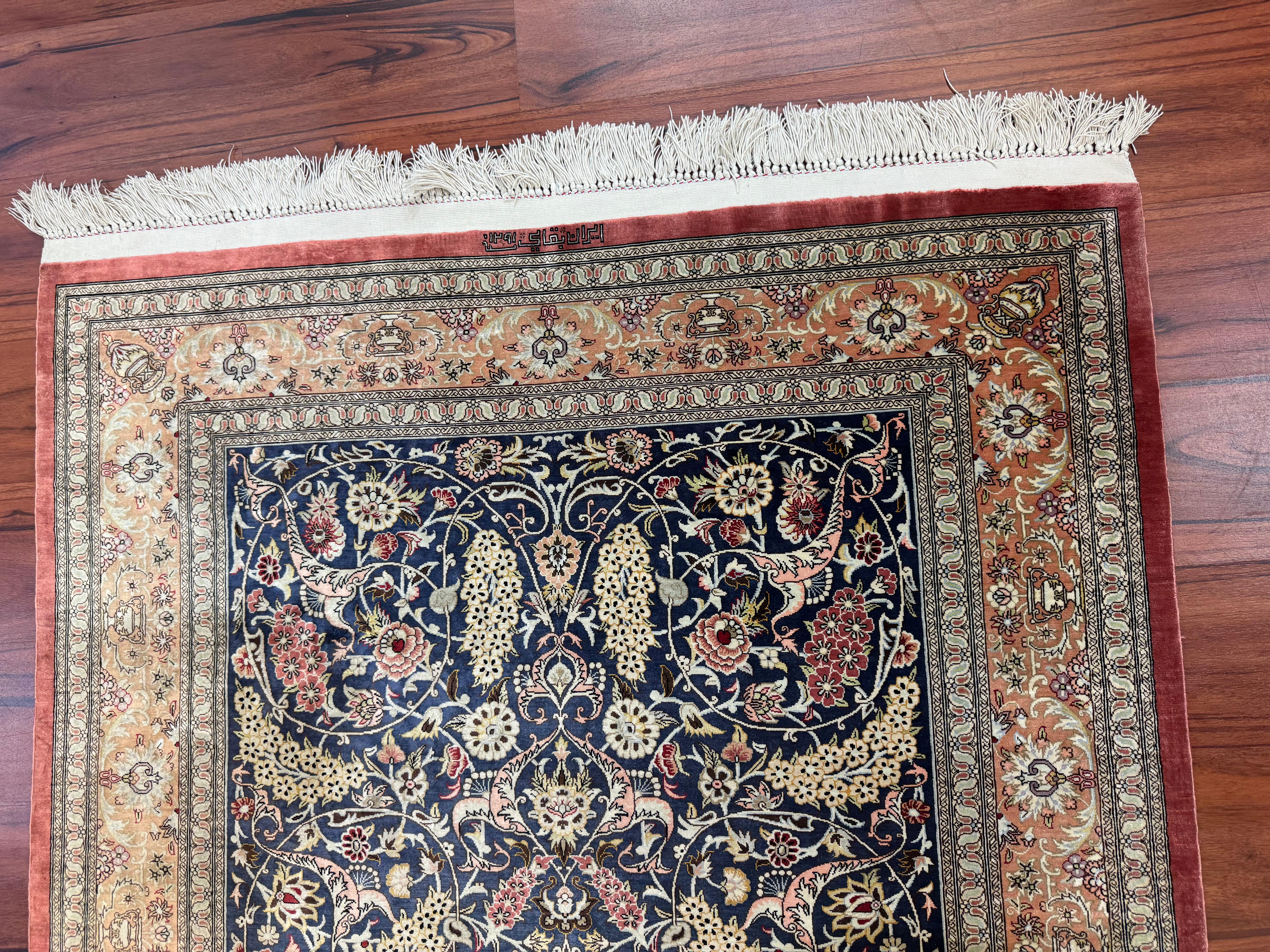 Très beau tapis persan en soie de Qum en vente 1
