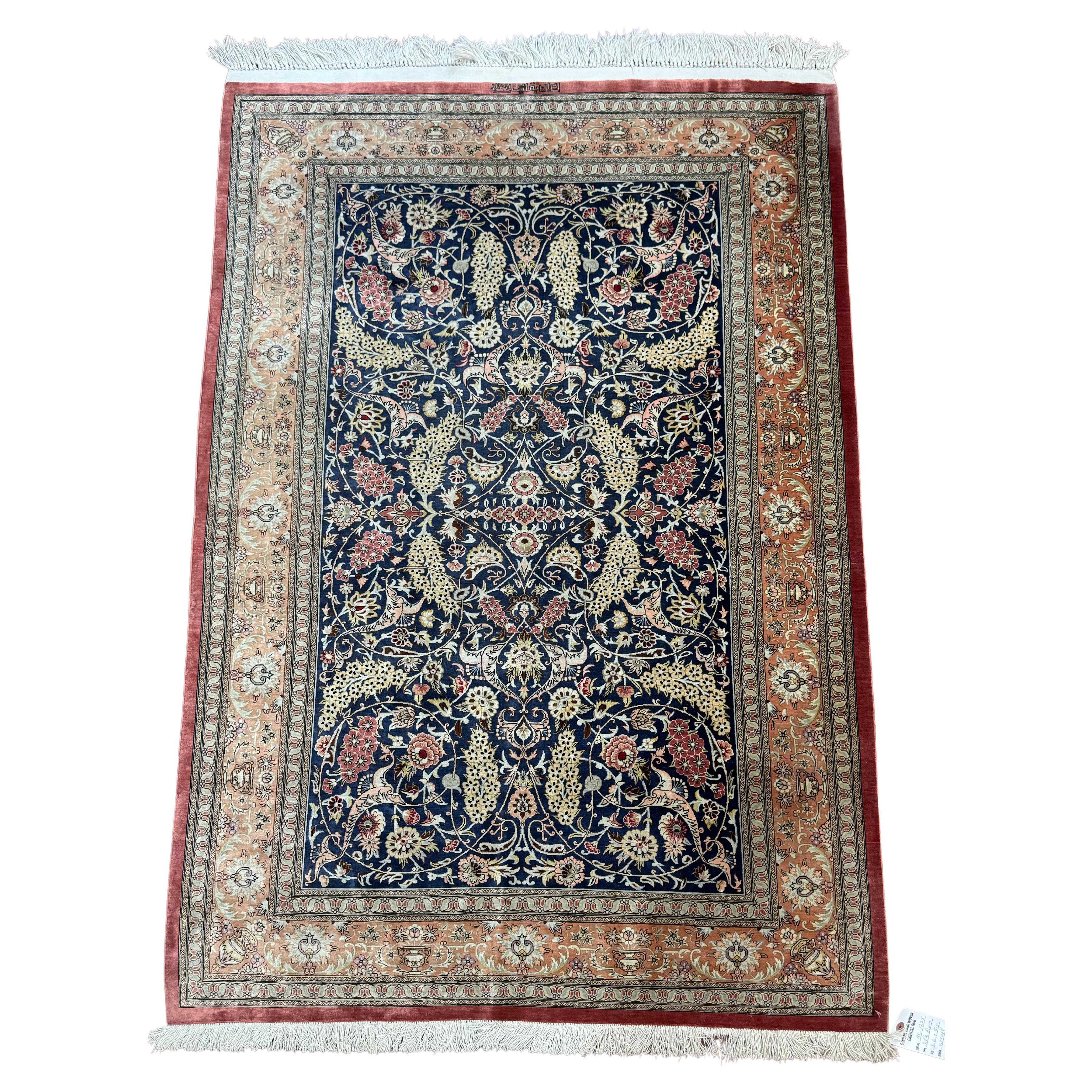 Très beau tapis persan en soie de Qum en vente
