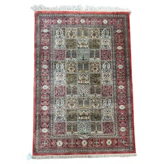 Très beau tapis persan en soie Qum Garden Design 