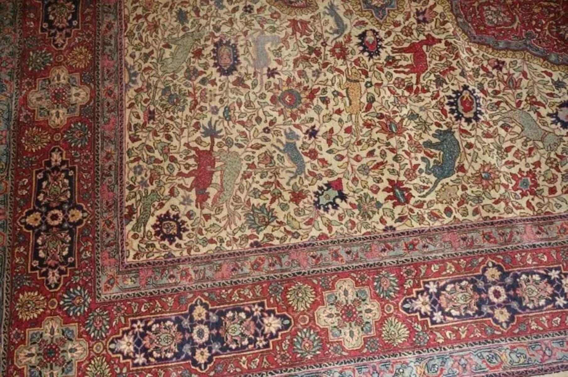 Très beau tapis persan Tabriz 500 noeuds par pouce, Taille 9 x 12 Antique, Laine et Soie. Environ 7 500 000 nœuds noués à la main, un par un. Il faut 4 ans pour réaliser cette œuvre d'art.
