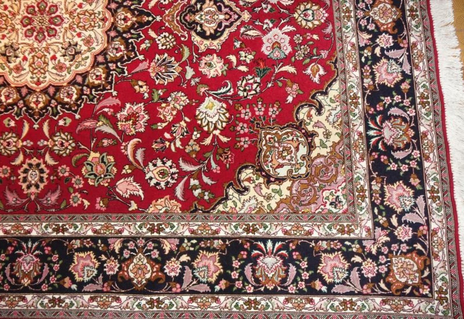 Very fine Persian Tabriz Silk & Wool - 5' 6.1' In Good Condition For Sale In Newmanstown, PA
