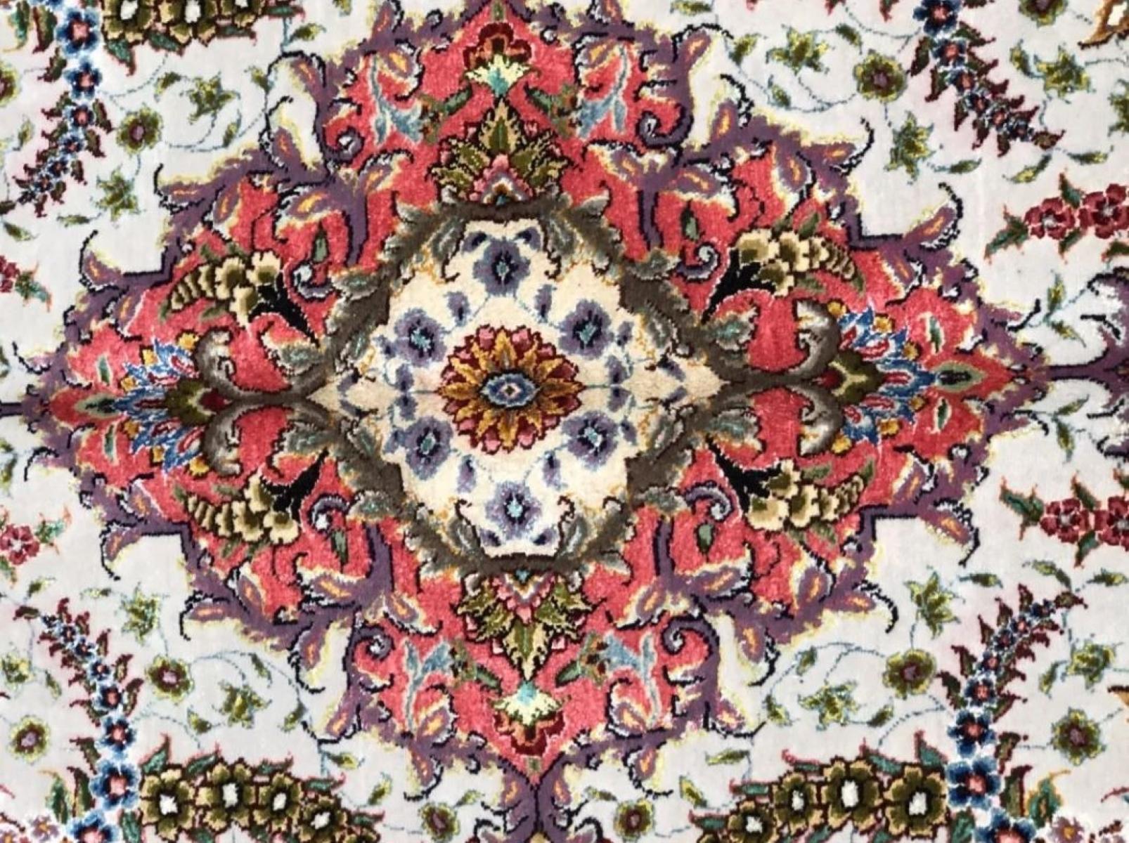 Laine Très beau tapis persan Tabriz en laine et soie de 7' x 10' en vente