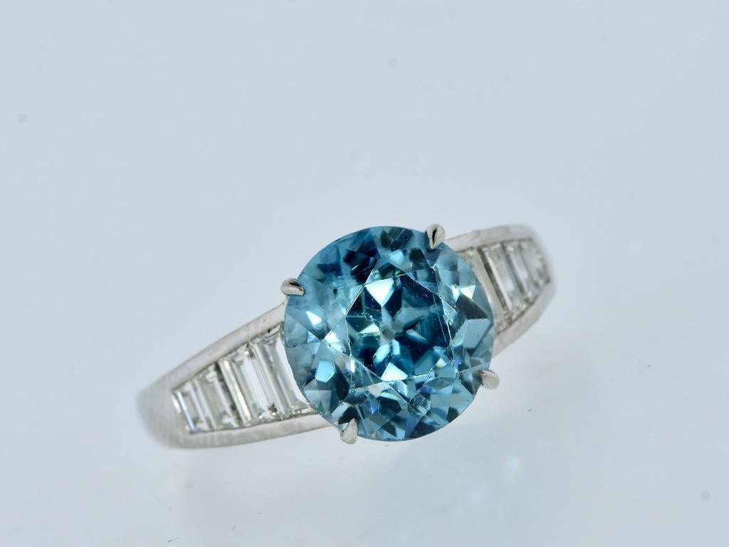 Platine très fin, diamant blanc a  Zircon bleu vif  Bague de Pierre/Famille en vente 4