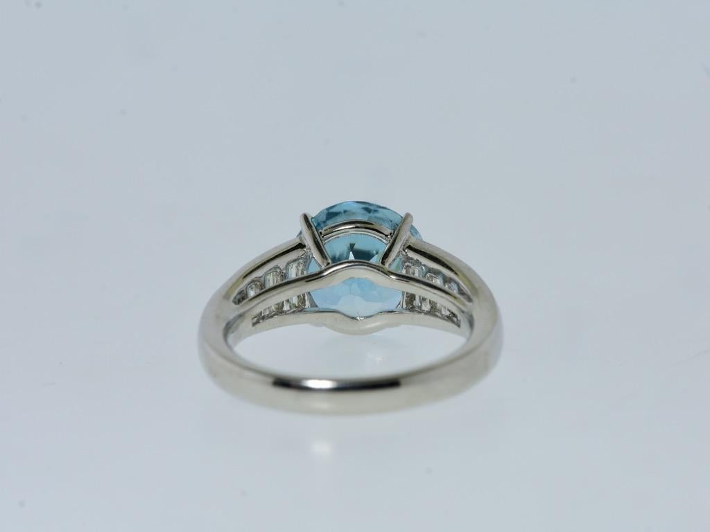 Platine très fin, diamant blanc a  Zircon bleu vif  Bague de Pierre/Famille en vente 5