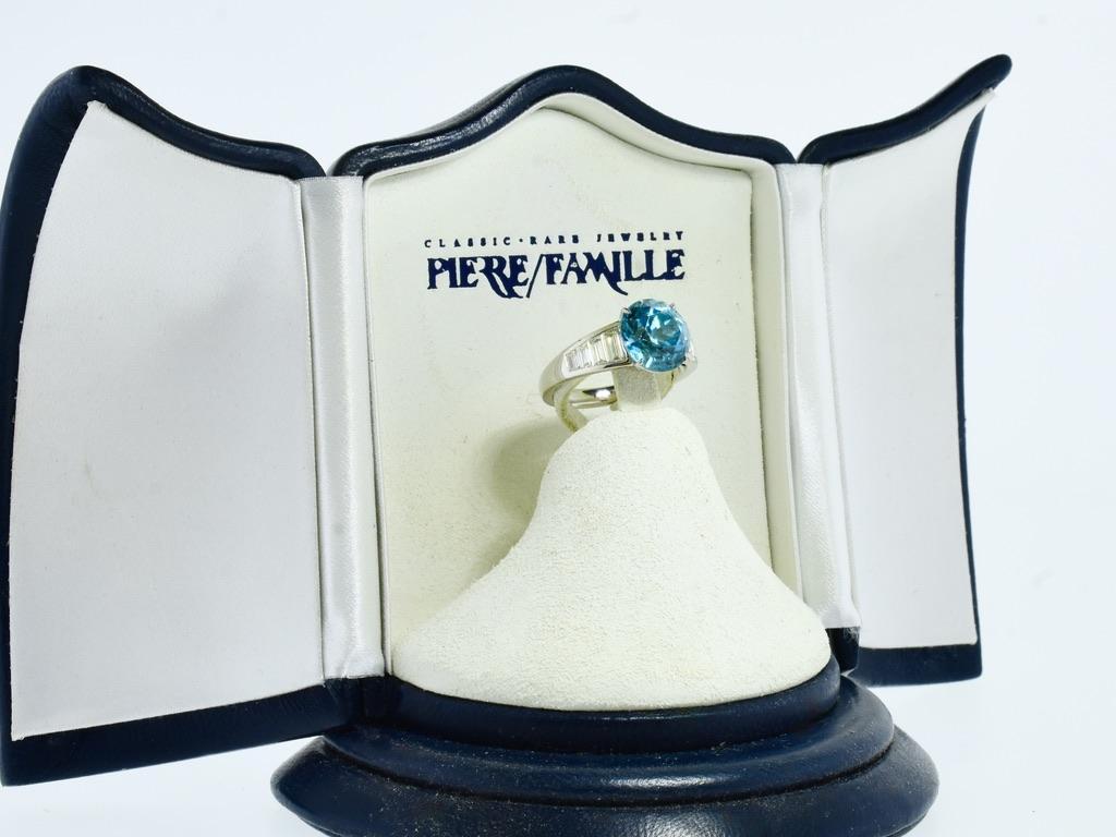 Platine très fin, diamant blanc a  Zircon bleu vif  Bague de Pierre/Famille Unisexe en vente