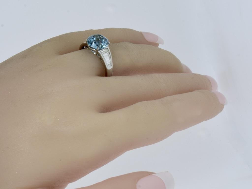 Platine très fin, diamant blanc a  Zircon bleu vif  Bague de Pierre/Famille en vente 2