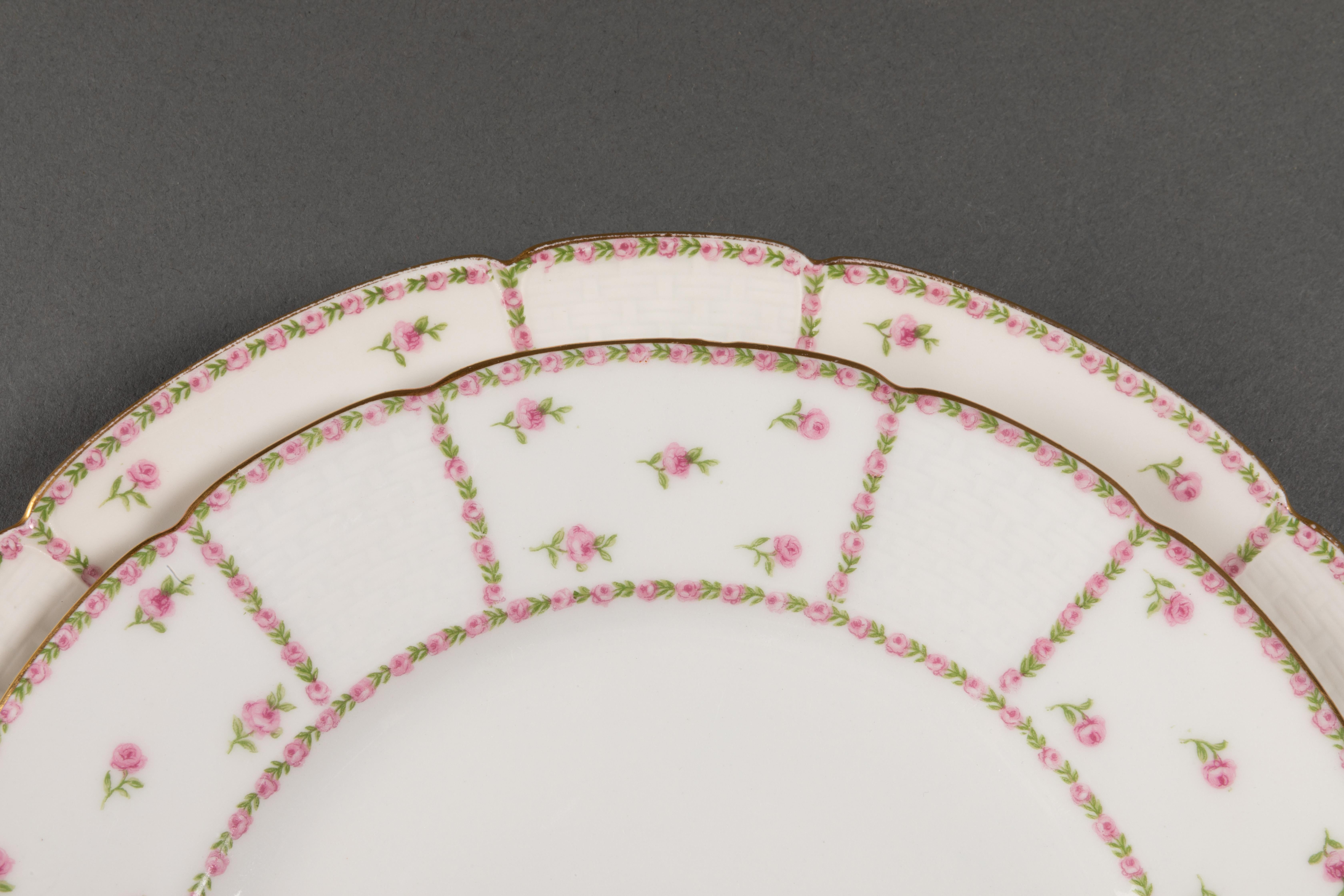 Limoges 34 Pieces Tableware in Very Fine Porcelain by GOA In Good Condition For Sale In Paris, FR