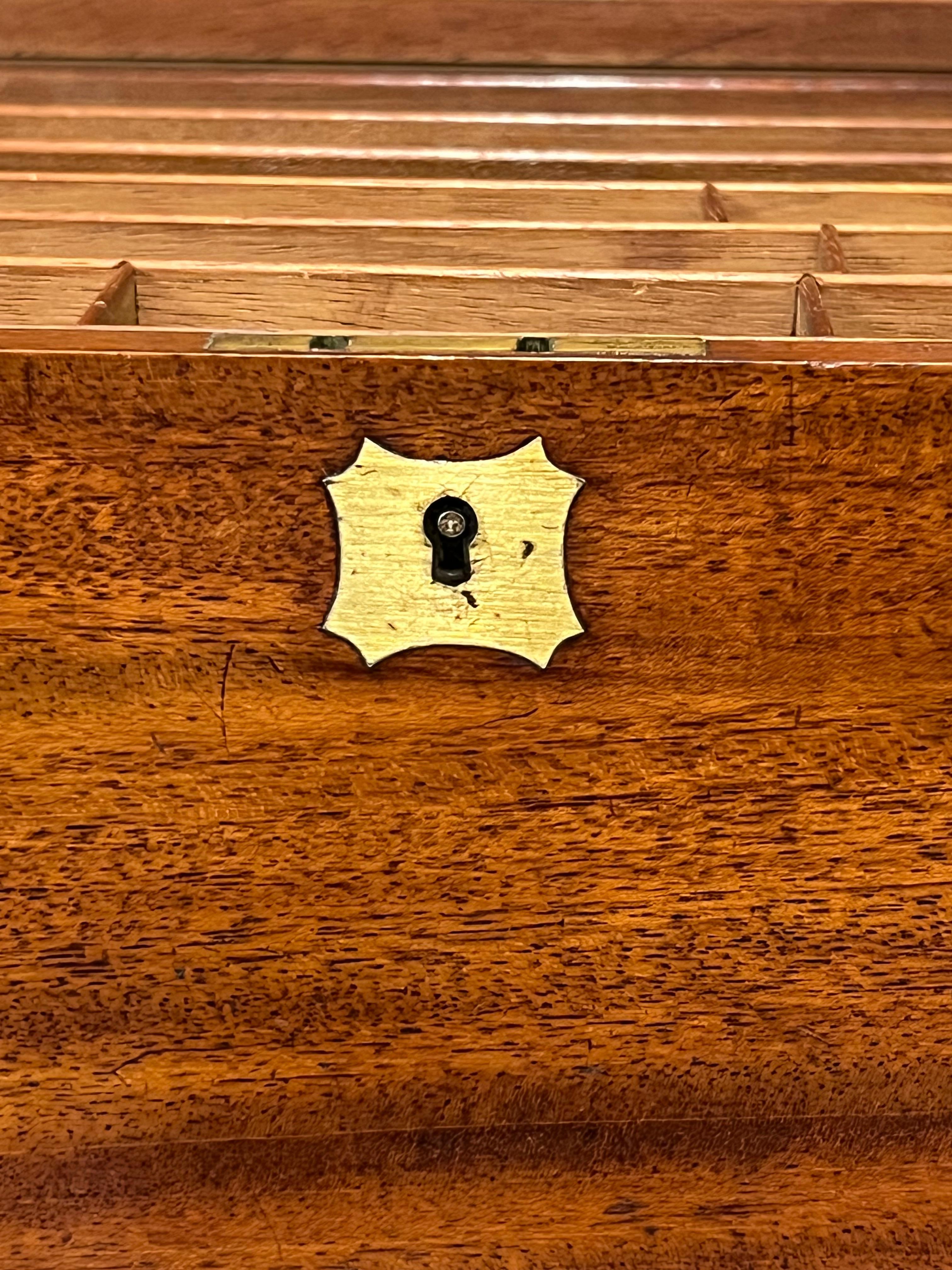 Un buzón inglés de caoba de muy buena calidad hecho y firmado por F. Waller y así etiquetado. Este buzón finamente elaborado tiene 2 cajones, uno a cada lado, equipados con herrajes de latón incrustados de estilo campaña. Las cerraduras de latón