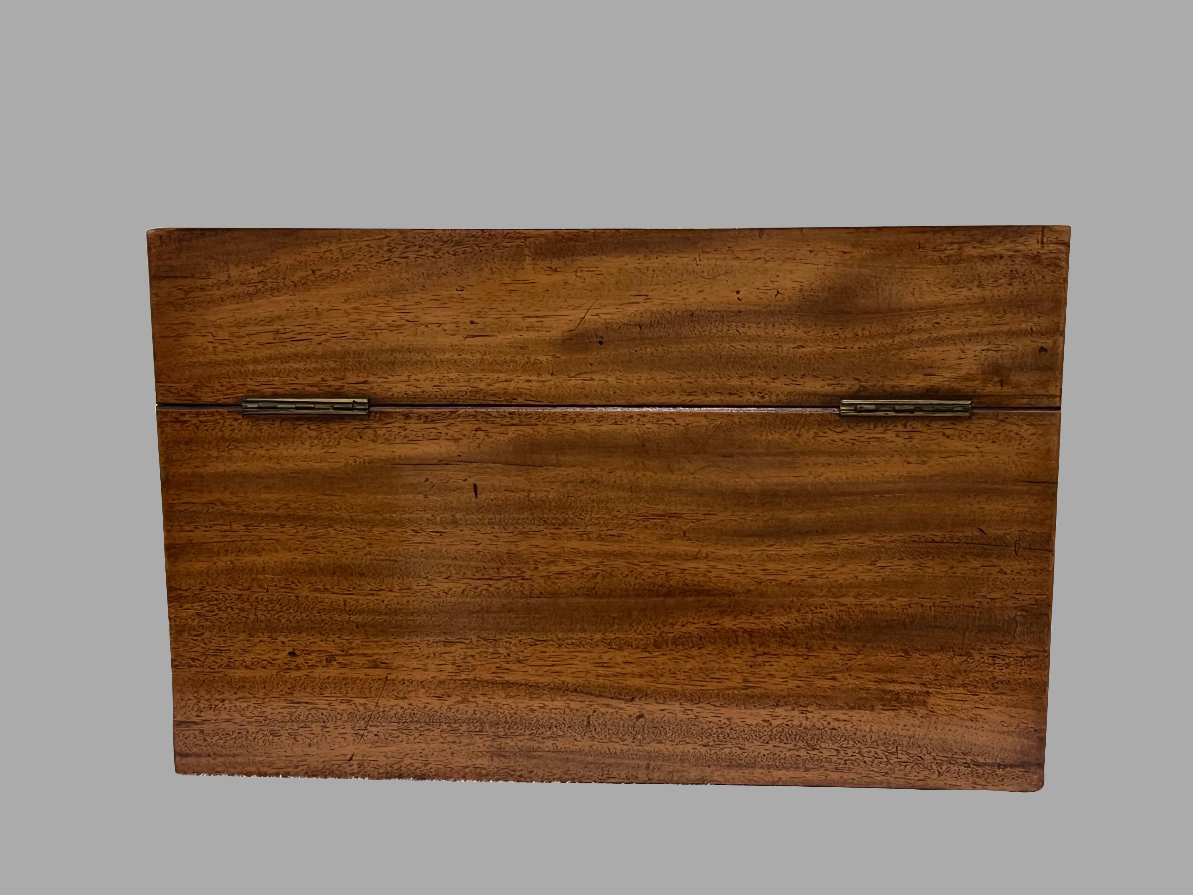 Buzón de caoba inglés de calidad muy fina fabricado y etiquetado por F. Waller en venta 1