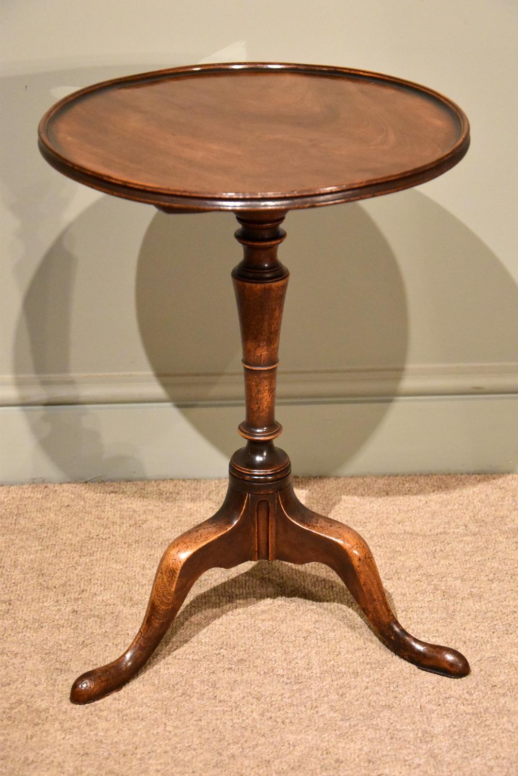 A very fine quality mid-18th century wine table with original catch. This fine and rare quality mahogany wine/kettle stand is unusual in having an original catch allowing the top of the tilt.

Dimensions:
Height 22