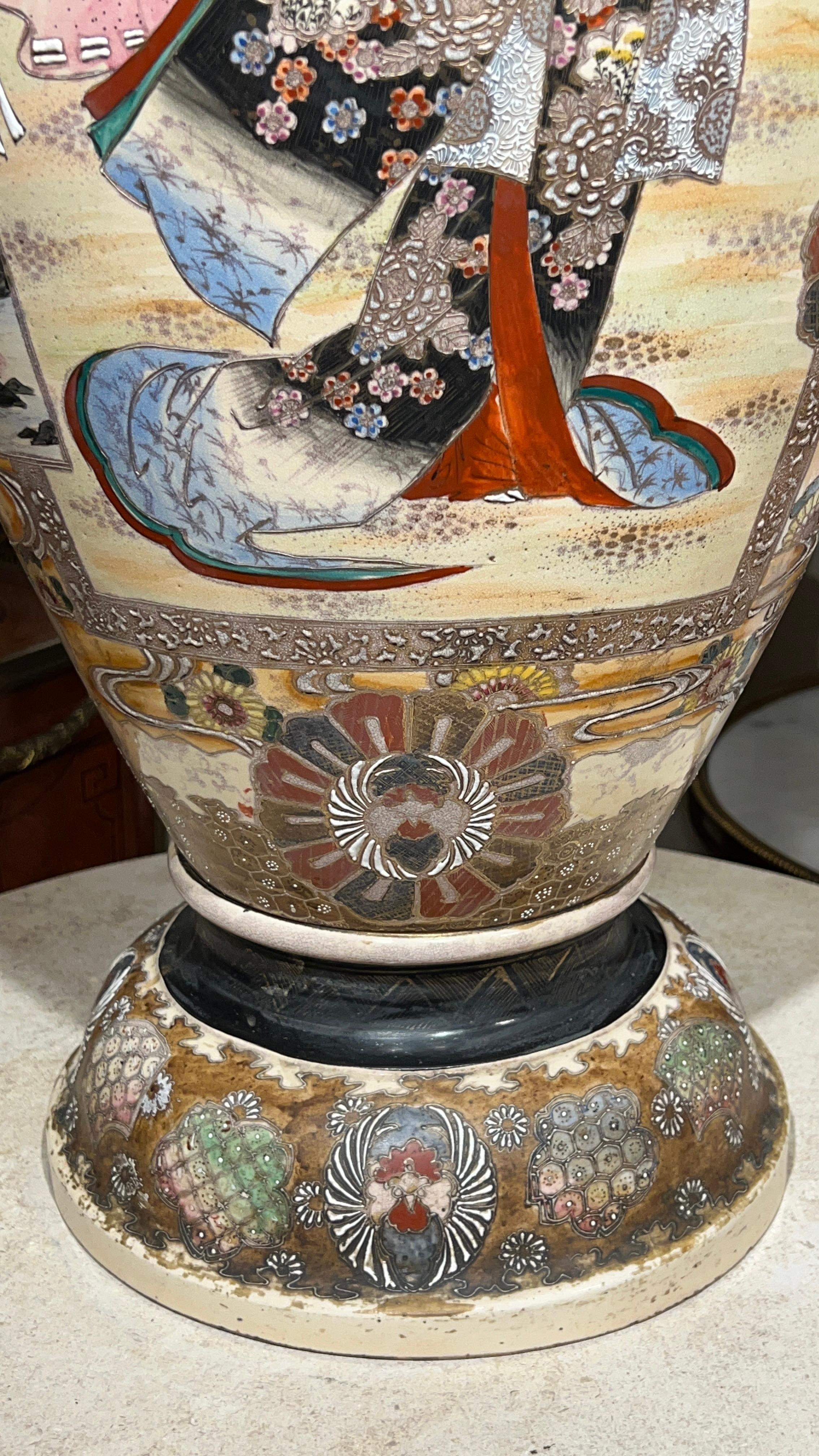 Monumentale japanische Satsuma-Vase aus der japanischen Meiji-Periode von sehr guter Qualität  im Angebot 9