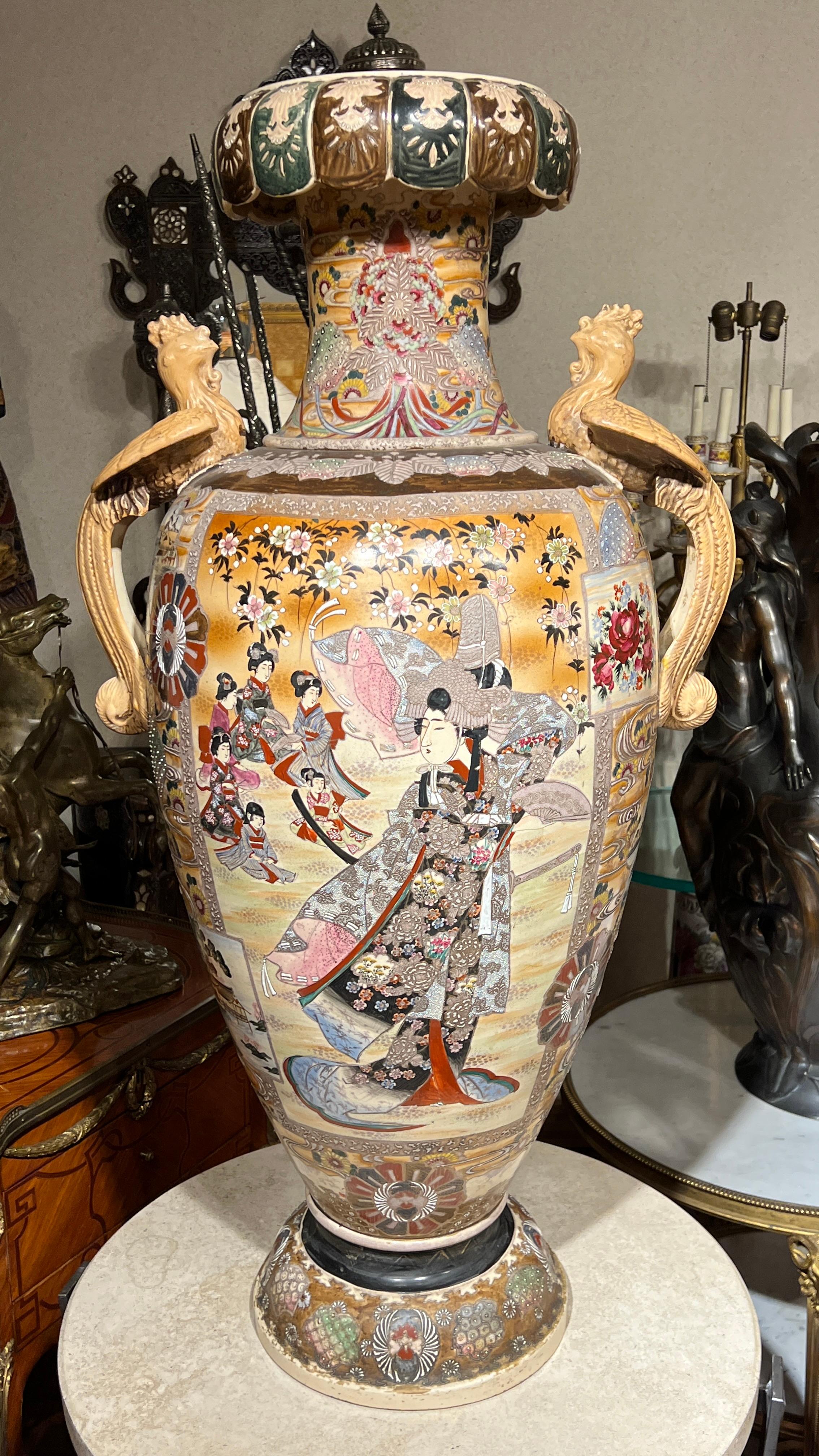 Very Fine quality Monumental meiji period Japanese Satsuma Vase  For Sale 1