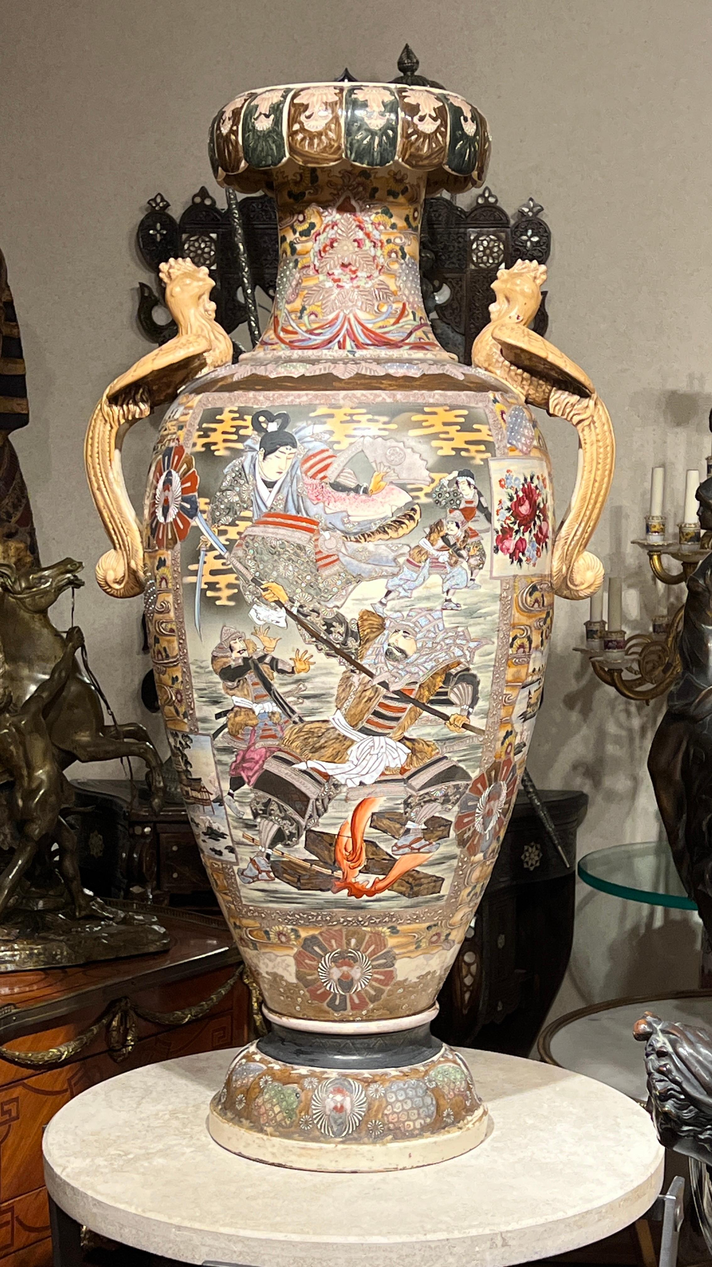Monumentale japanische Satsuma-Vase aus der japanischen Meiji-Periode von sehr guter Qualität  im Angebot 1